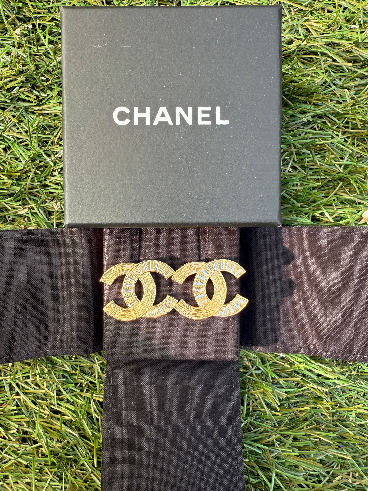 CHANEL 24S BRUSHED DORE GOLD TONE CC LOGO BAGUETTE CRYSTALS STUDS EARRINGS