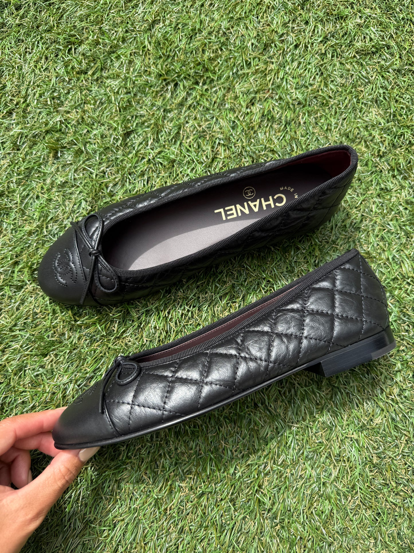 CHANEL CC LOGO BLACK QUILTED LEATHER BALLET BALLERINA FLATS SHOES CAP TOE