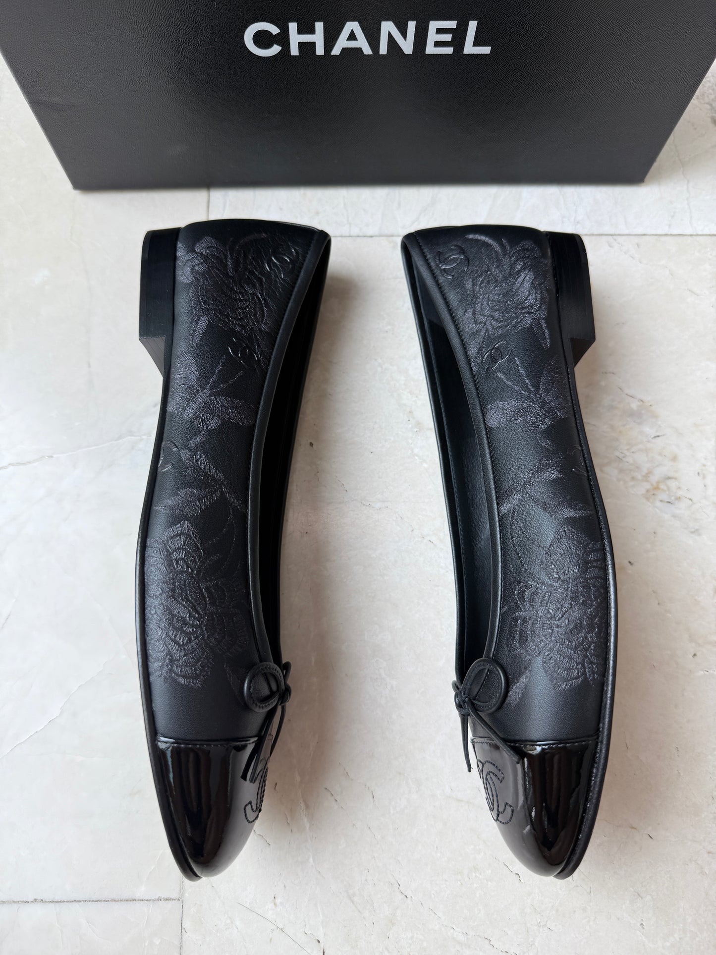 CHANEL CC LOGO STAMPED EMBOSSED CAMELLIA BLACK LEATHER BALLET BALLERINA FLATS SHOES