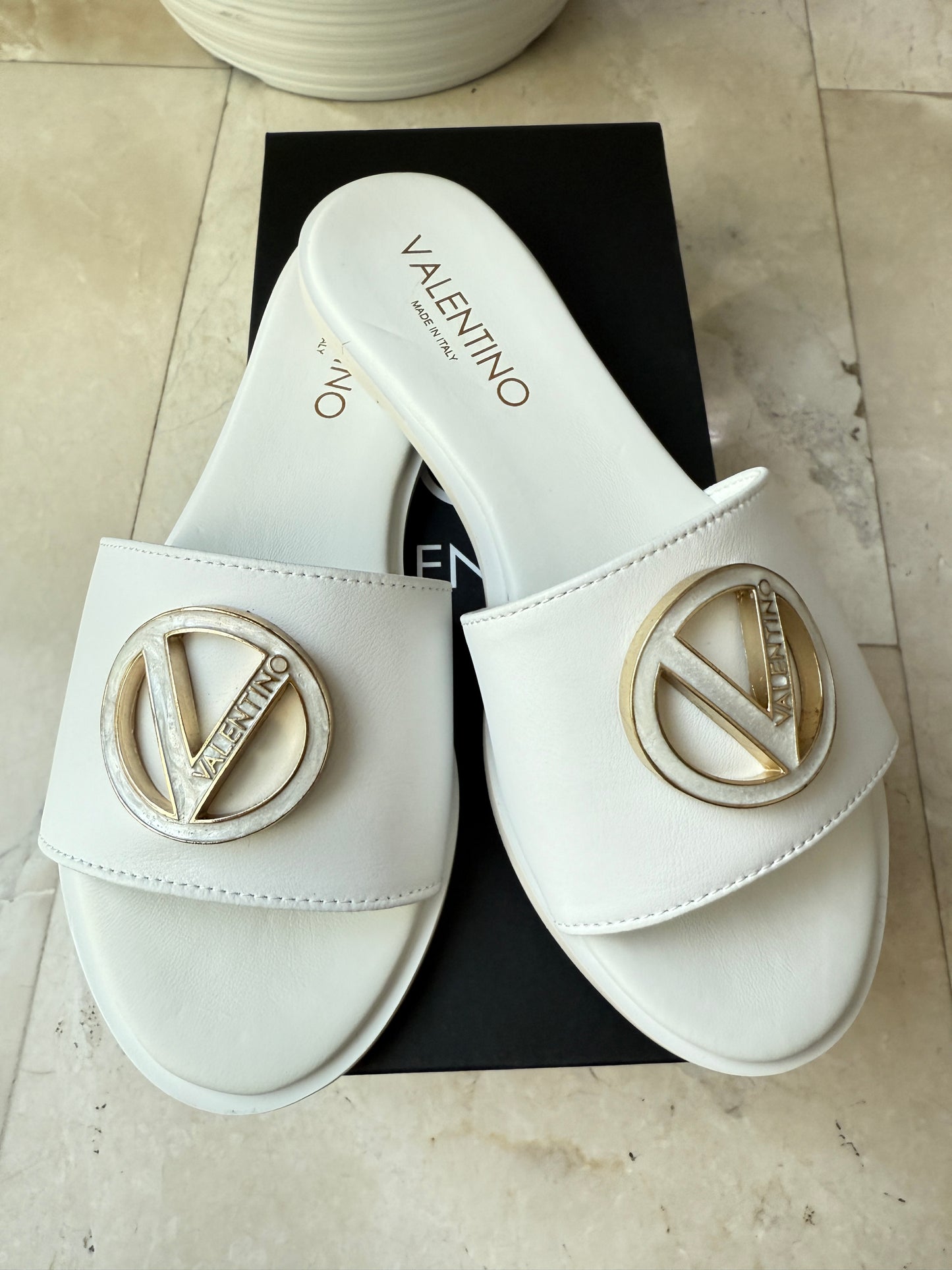 VALENTINO BY MARIO VALENTINO BUGOLA LEATHER LOGO SLIDE SANDAL WHITE SLIDES