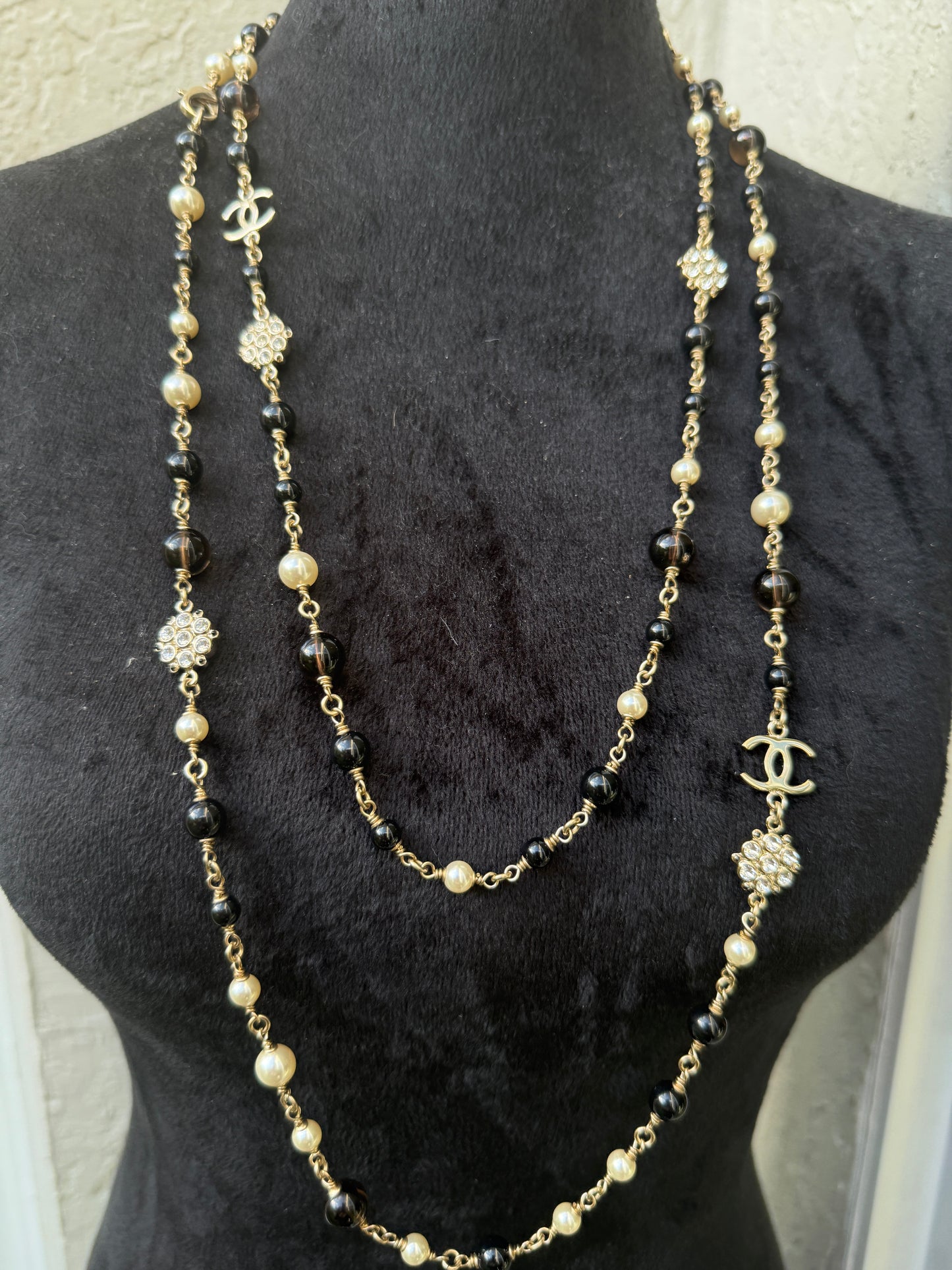 CHANEL 2019B GOLDEN TONE CC LOGO WHITE/BLACK PEARLS CRYSTAL BALLS LONG NECKLACE