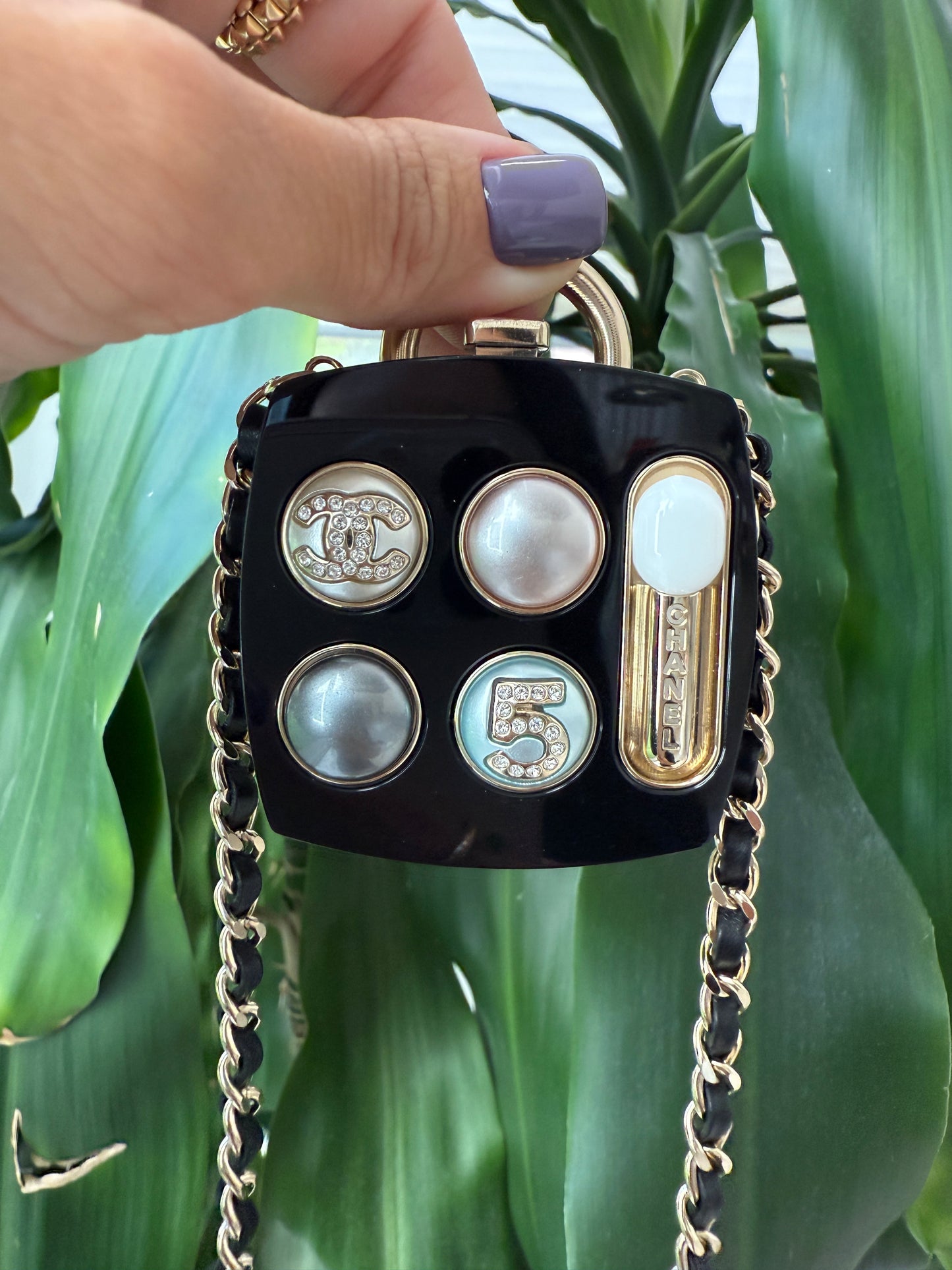 $3.5K CHANEL 2023S GOLD METAL & RESIN COMPACT POWDER COSMETIC PENDANT CHARM BLACK CHAIN NECKLACE