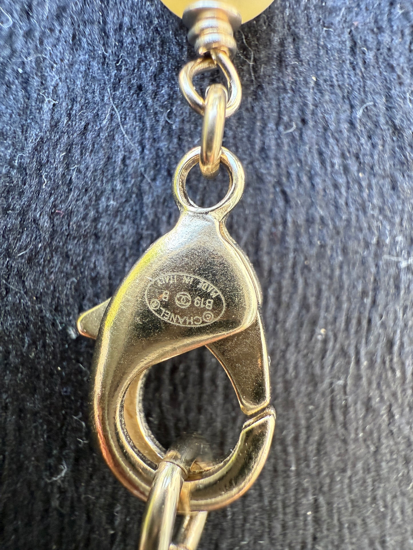 CHANEL 2019B GOLDEN TONE CC LOGO WHITE/BLACK PEARLS CRYSTAL BALLS LONG NECKLACE