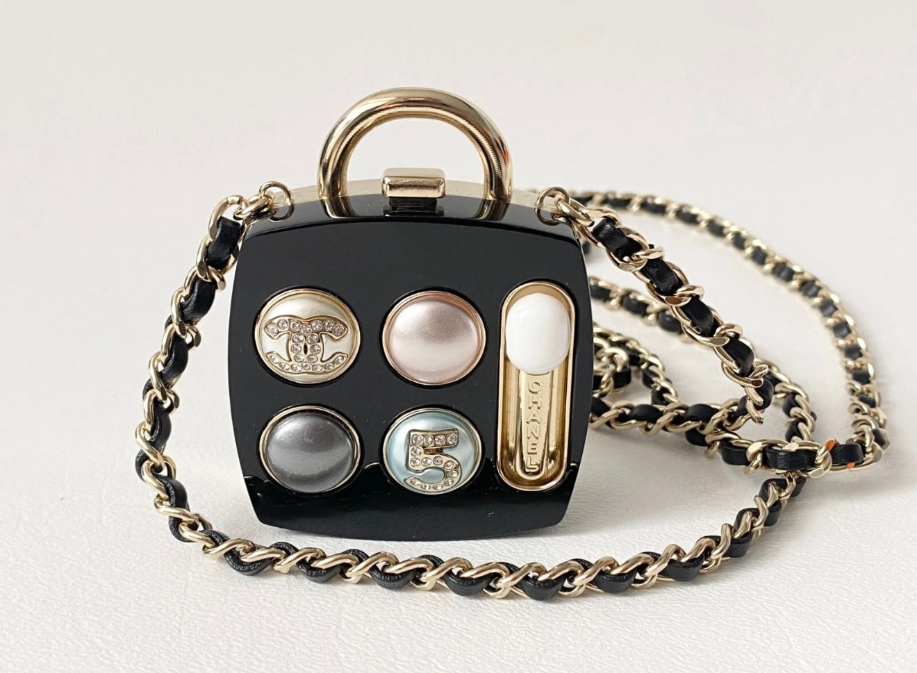 $3.5K CHANEL 2023S GOLD METAL & RESIN COMPACT POWDER COSMETIC PENDANT CHARM BLACK CHAIN NECKLACE