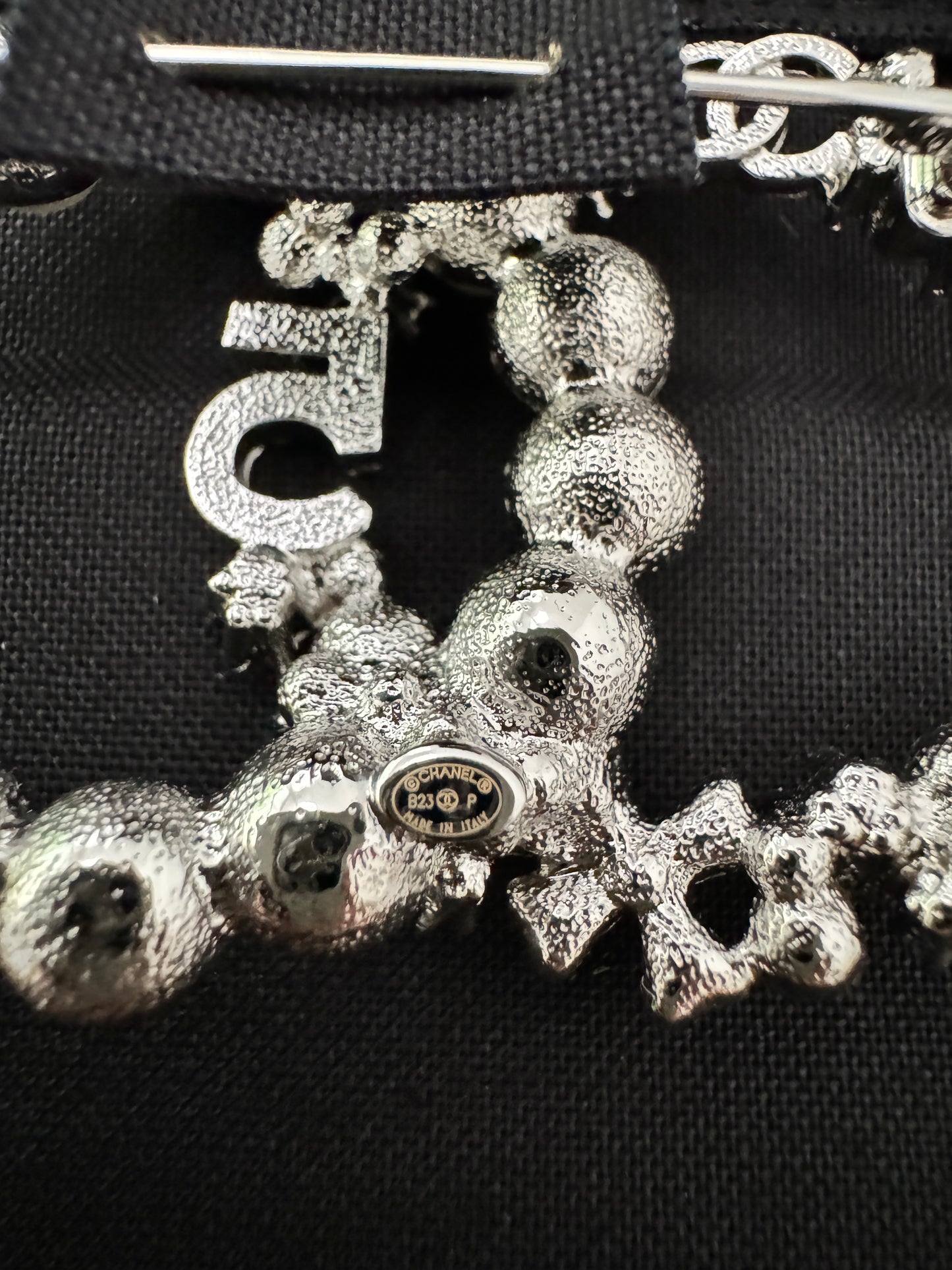 CHANEL 23P CLASSIC SILVER TONE LARGE CC LOGO CRYSTALS PEARL CRYSTAL BROOCH PIN
