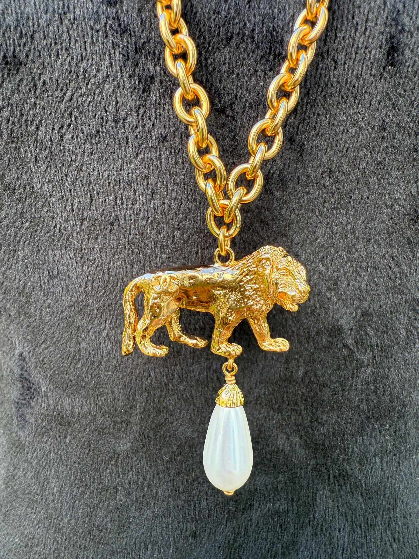 CHANEL 22A GOLD TONE LARGE CC LOGO PENDANT LION PEARL DROP CHARM CHAIN NECKLACE RUNWAY