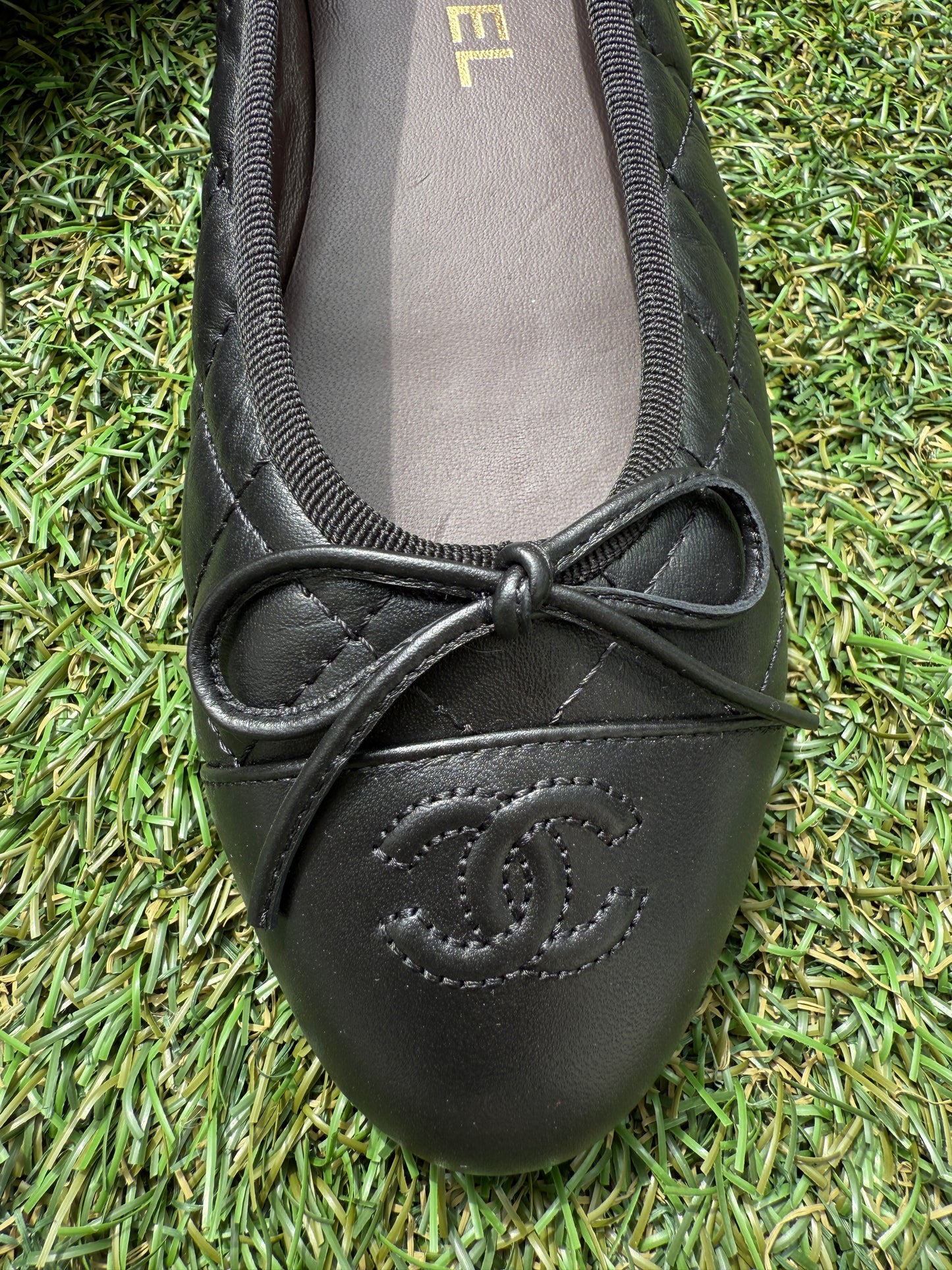 CHANEL CC LOGO BLACK QUILTED LEATHER BALLET BALLERINA FLATS SHOES CAP TOE