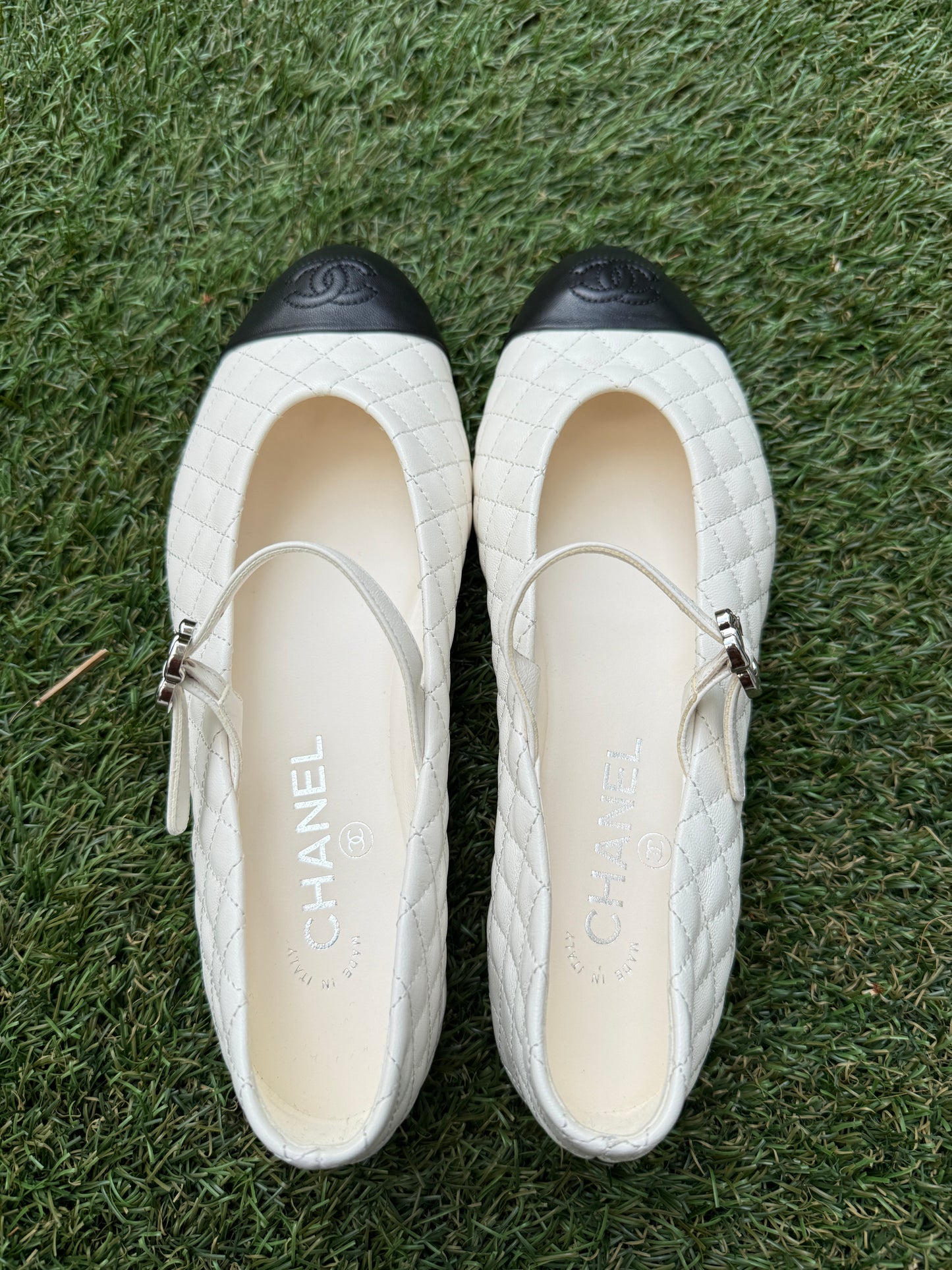 2025 CHANEL CC LOGO WHITE LEATHER MARYJANE BALLET BALLERINA FLATS SHOES SILVER BUCKLE QUILTED