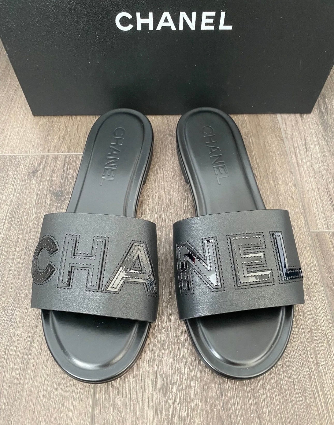 2023 CHANEL CHA NEL LOGO BLACK LEATHER FLAT SHOES SLIDES MULES