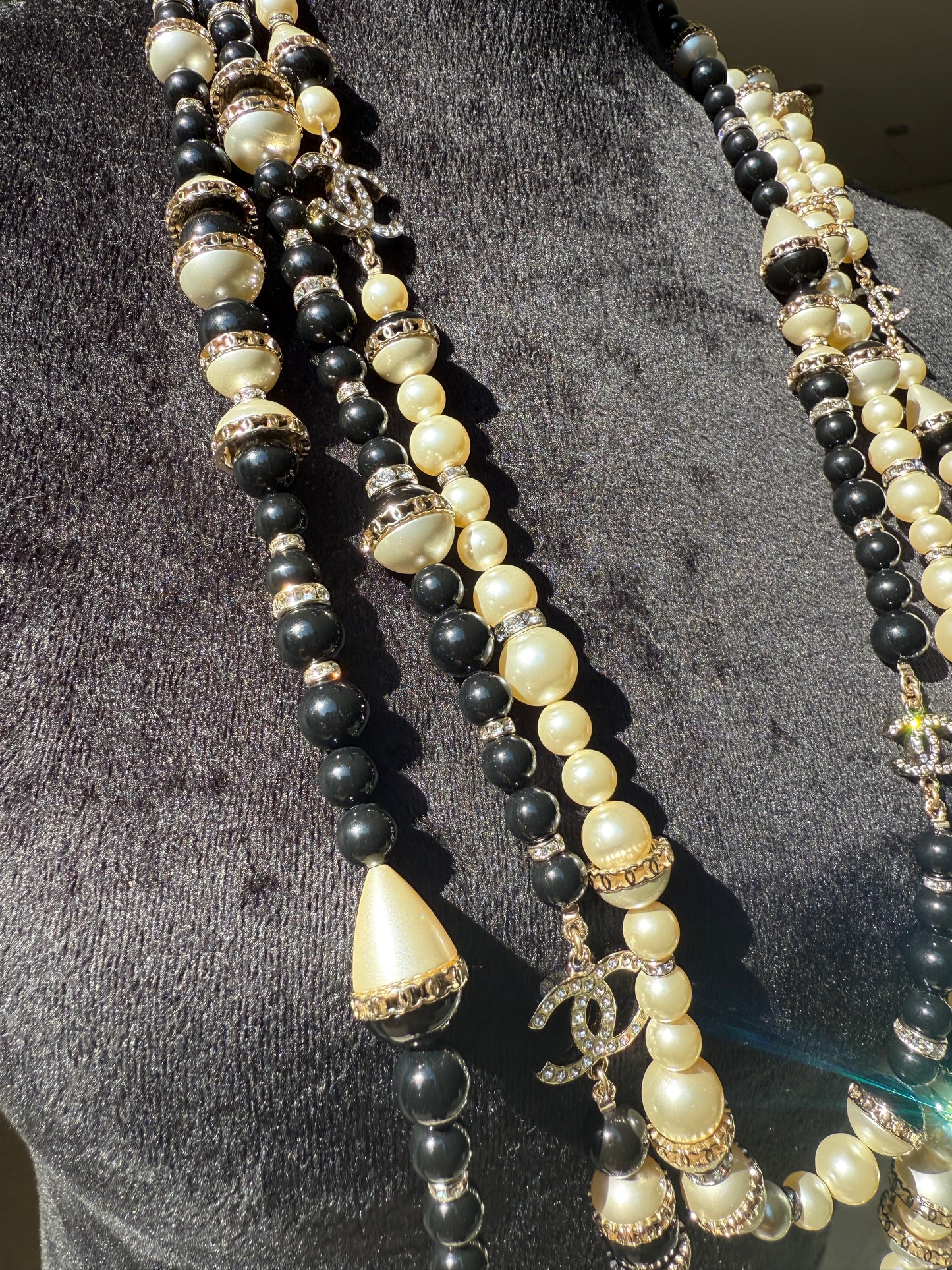 CHANEL 2021A GOLD TONE CC LOGO WHITE/BLACK PEARLS CRYSTAL BALLS TRIPLE LONG NECKLACE