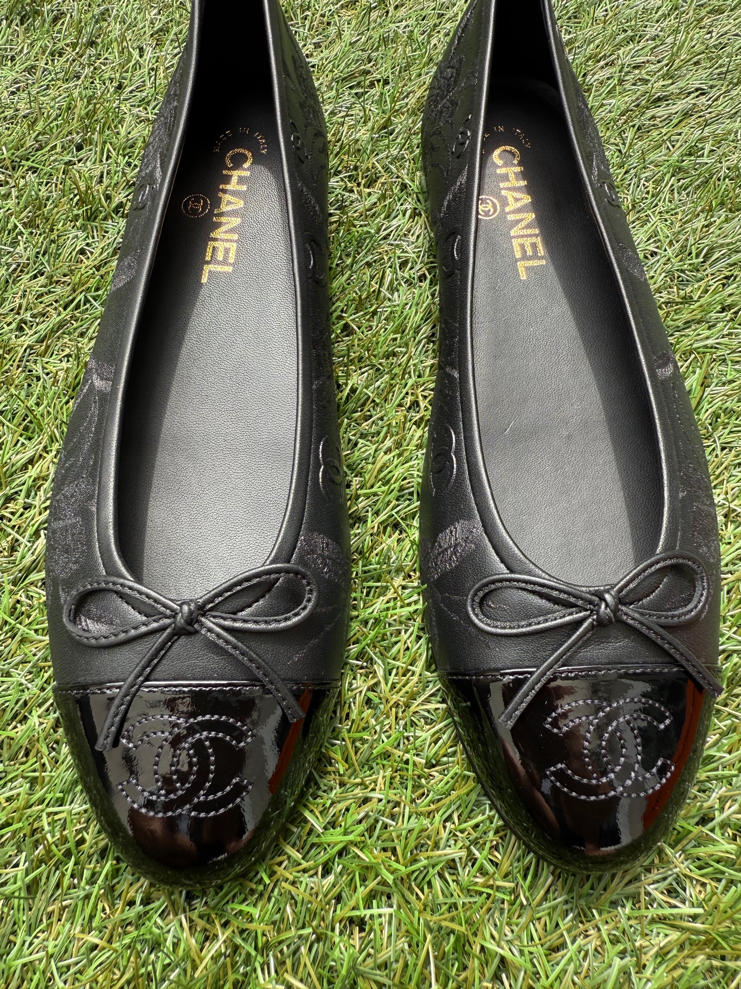 CHANEL CC LOGO STAMPED EMBOSSED CAMELLIA BLACK LEATHER BALLET BALLERINA FLATS SHOES
