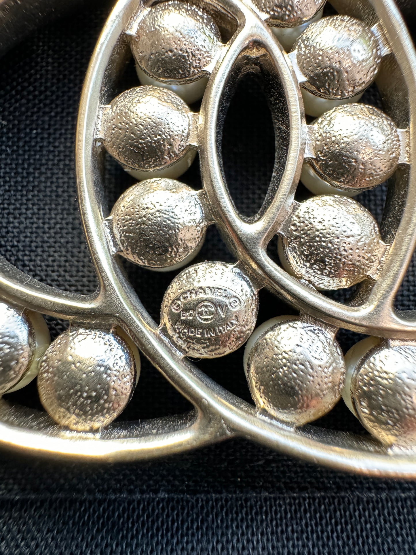 CHANEL 17V CLASSIC GOLD TONE LARGE BIG CC LOGO PEARL PEARLS BROOCH PIN
