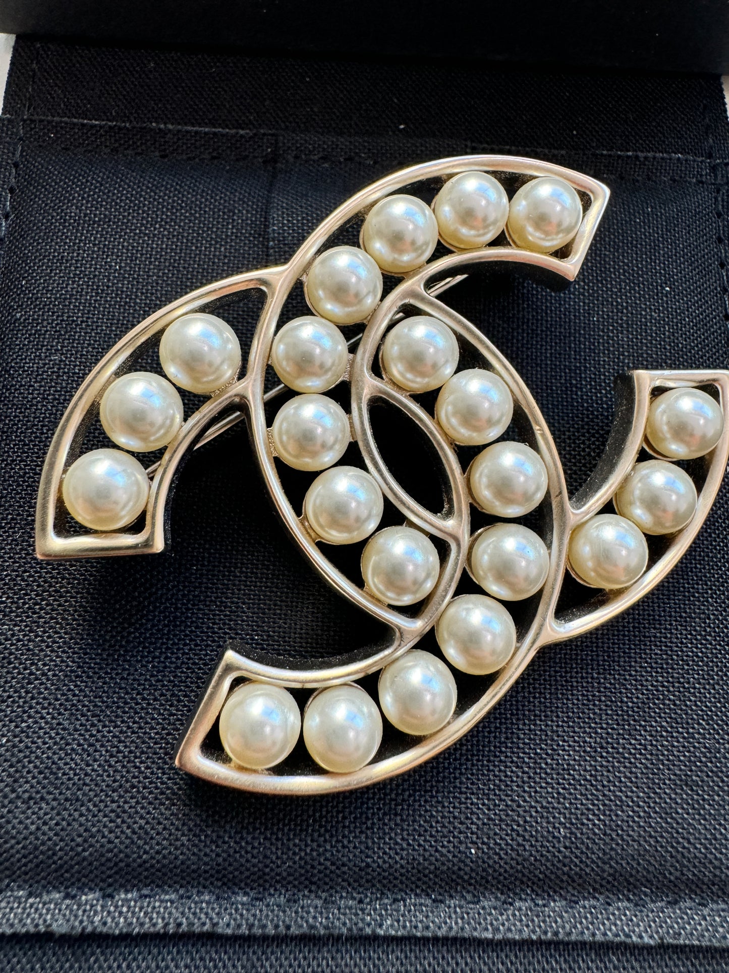 CHANEL 17V CLASSIC GOLD TONE LARGE BIG CC LOGO PEARL PEARLS BROOCH PIN