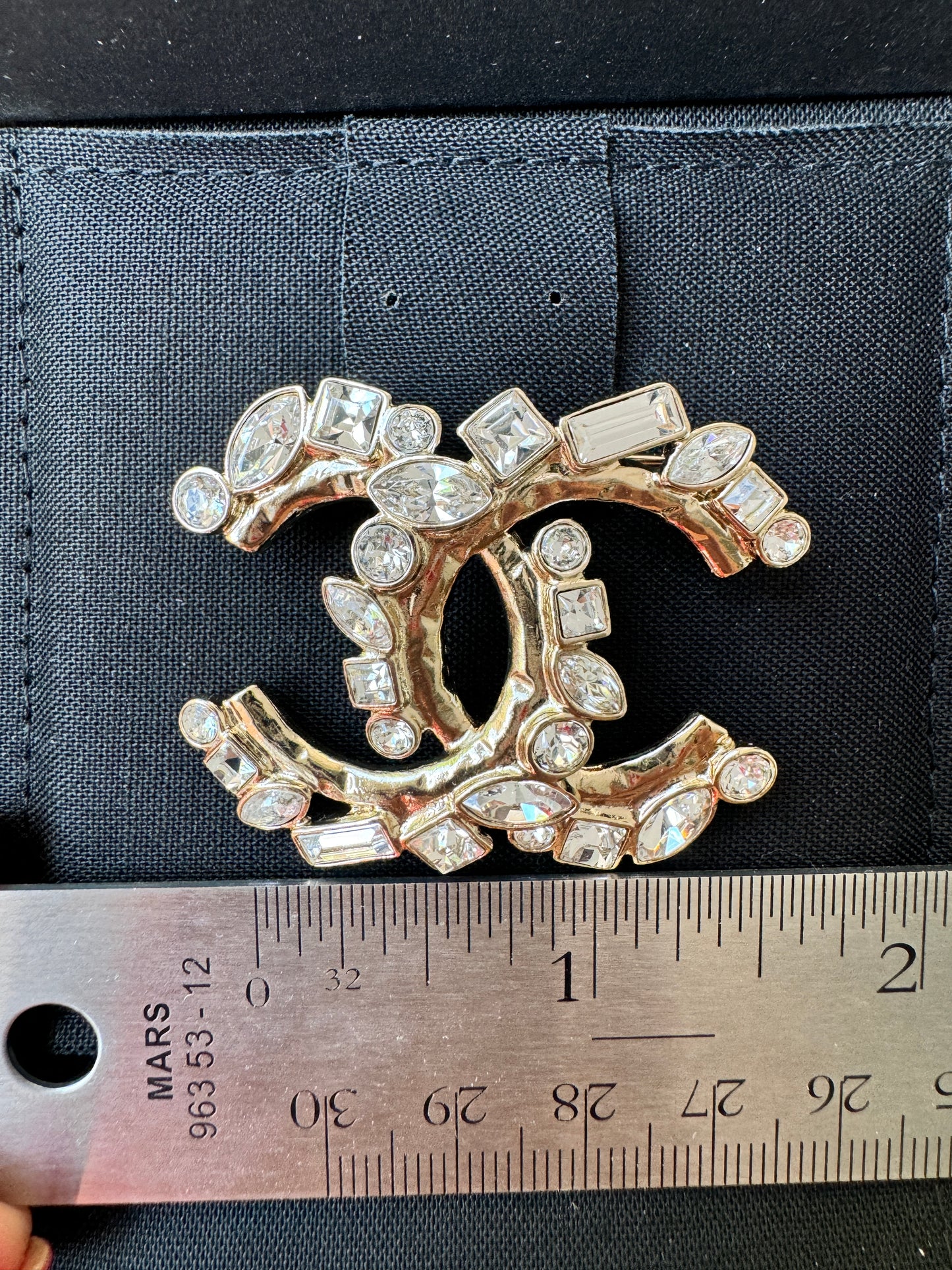 CHANEL 23P CLASSIC GOLD TONE LARGE CC LOGO CRYSTAL BAGUETTE BROOCH PIN