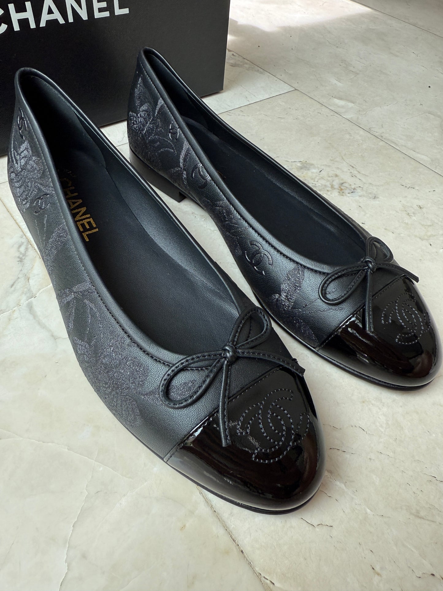 CHANEL CC LOGO STAMPED EMBOSSED CAMELLIA BLACK LEATHER BALLET BALLERINA FLATS SHOES