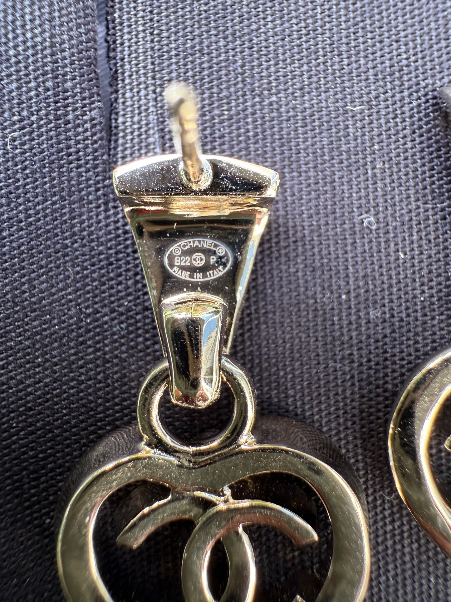 2022P 22P CHANEL GOLD CC LOGO DANGLE HEART COCO IN LOVE DROP STUD EARRINGS