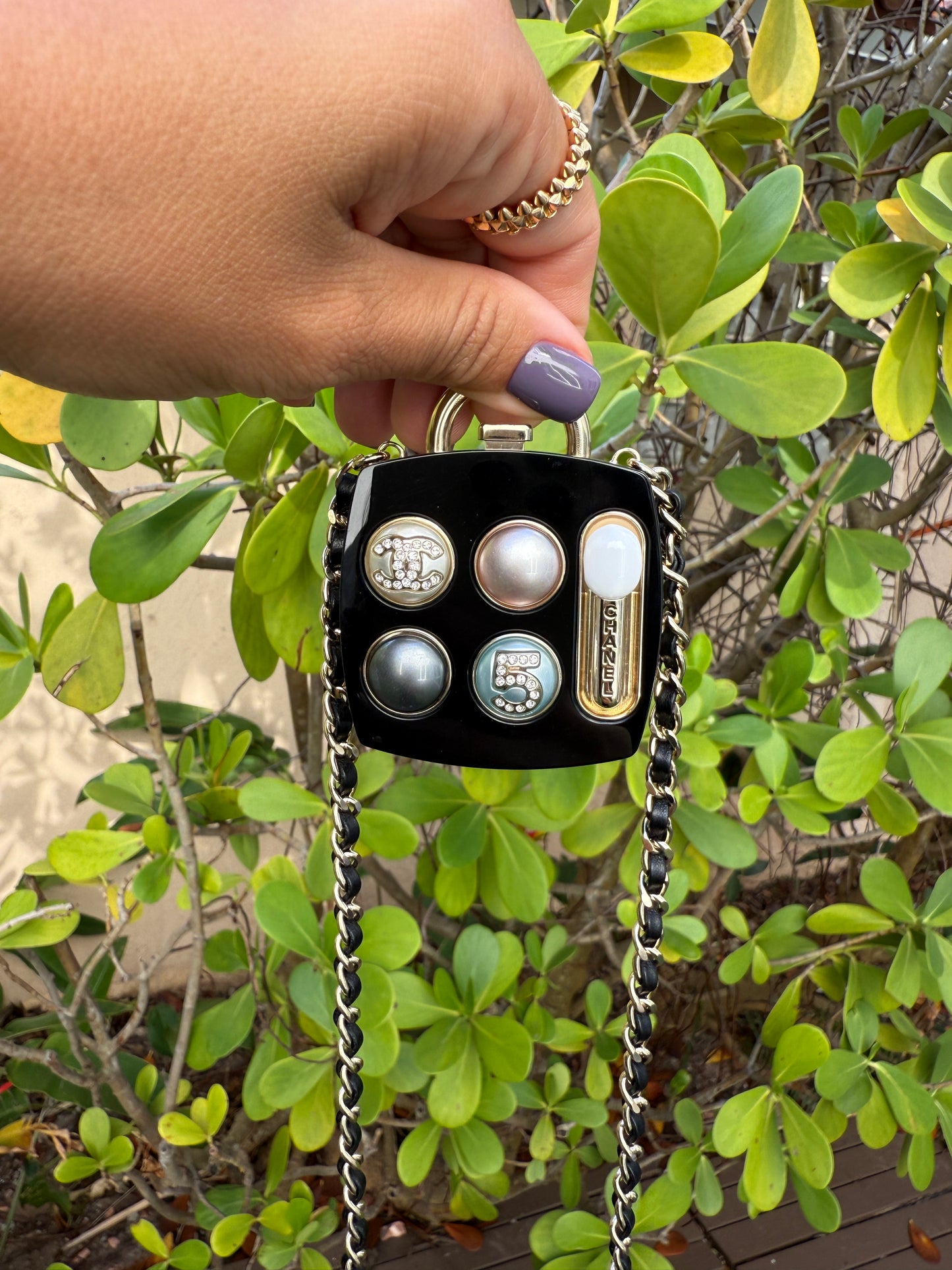 $3.5K CHANEL 2023S GOLD METAL & RESIN COMPACT POWDER COSMETIC PENDANT CHARM BLACK CHAIN NECKLACE