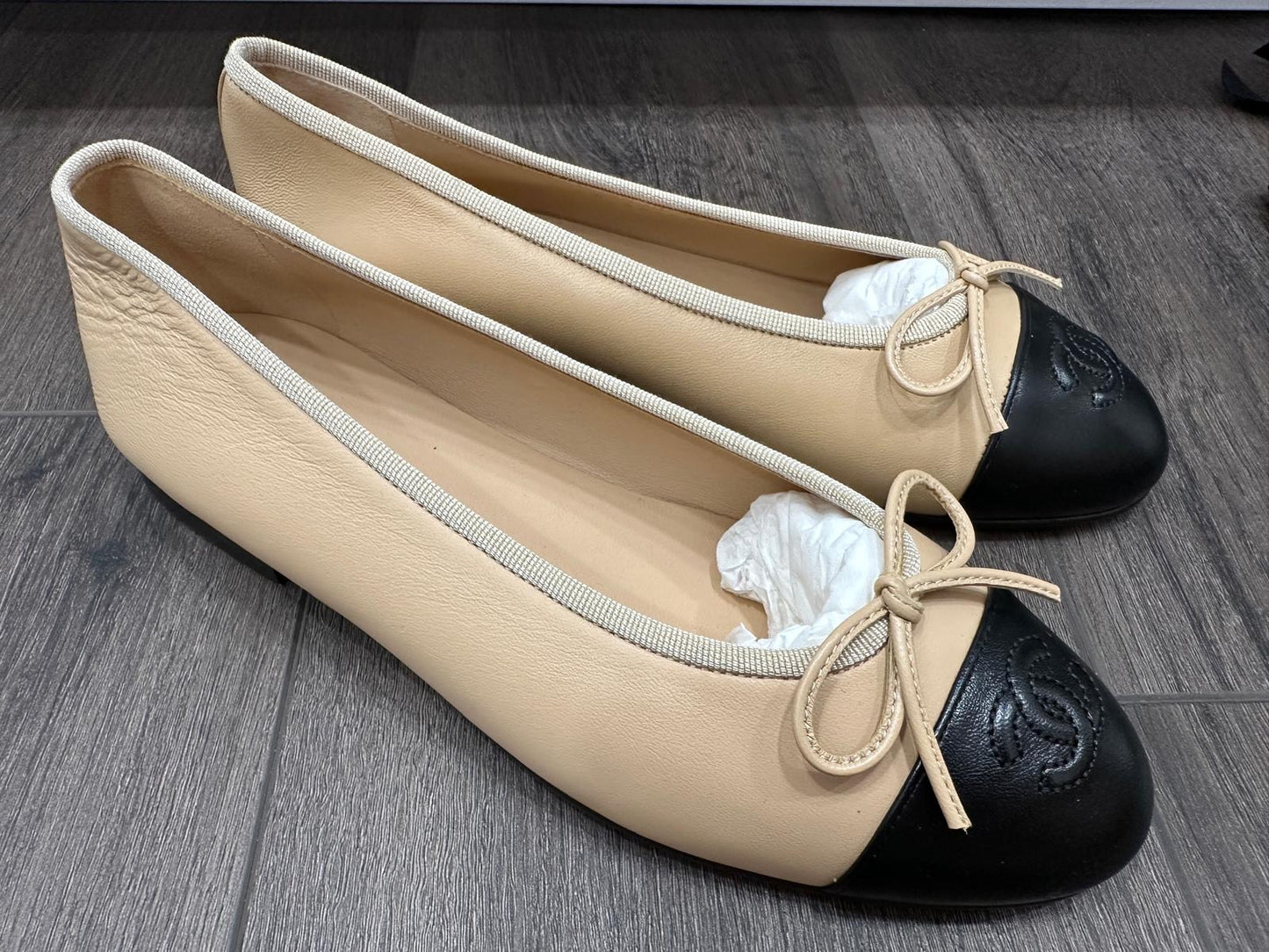CHANEL CC LOGO BEIGE & BLACK LEATHER BALLET BALLERINA FLATS SHOES CLASSIC CAP TOE