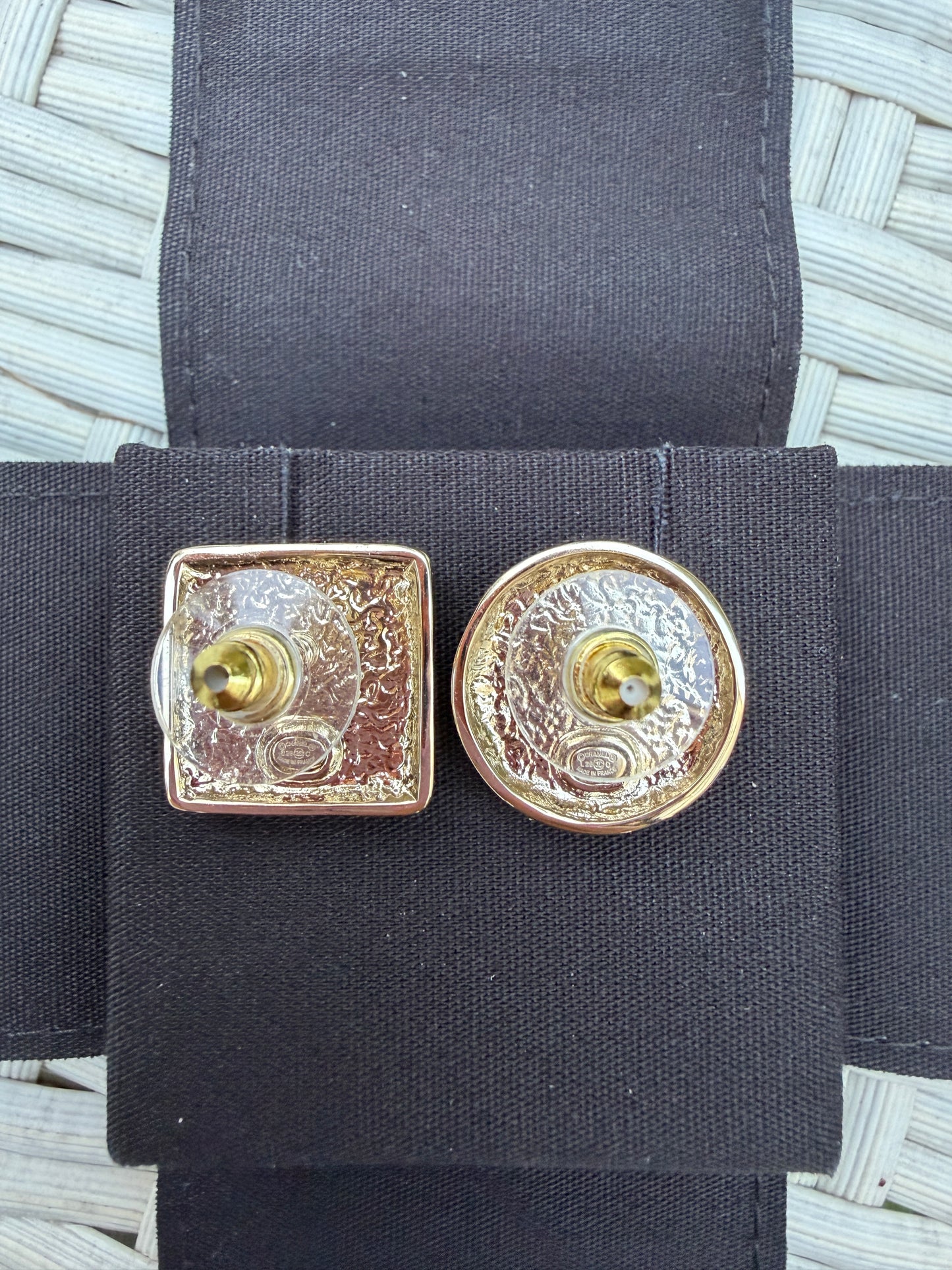 2026 C CHANEL RUNWAY SQUARE ROUND CC LOGO BLUE ENAMEL GOLD TONE EARRINGS STUDS