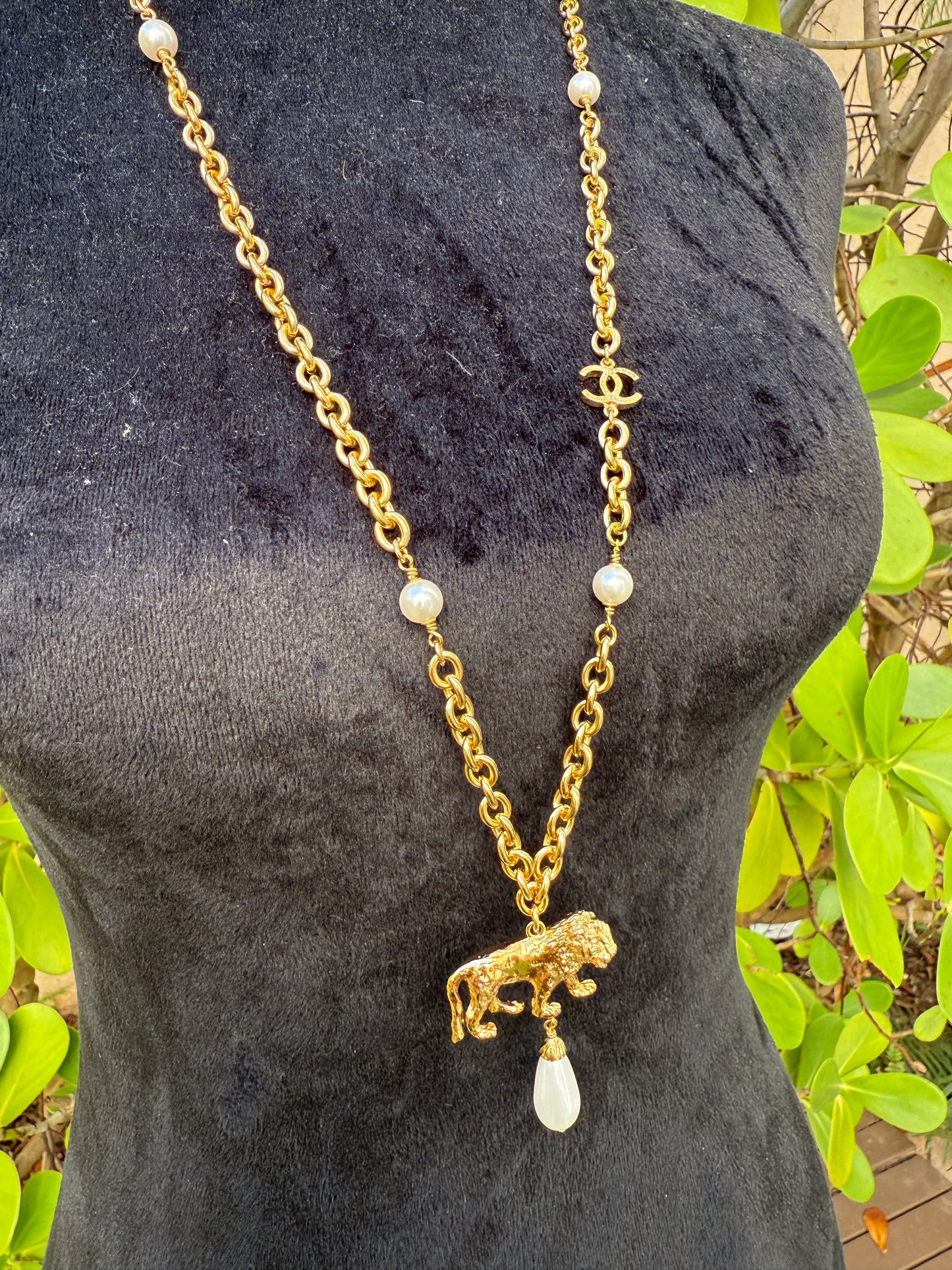 CHANEL 22A GOLD TONE LARGE CC LOGO PENDANT LION PEARL DROP CHARM CHAIN NECKLACE RUNWAY