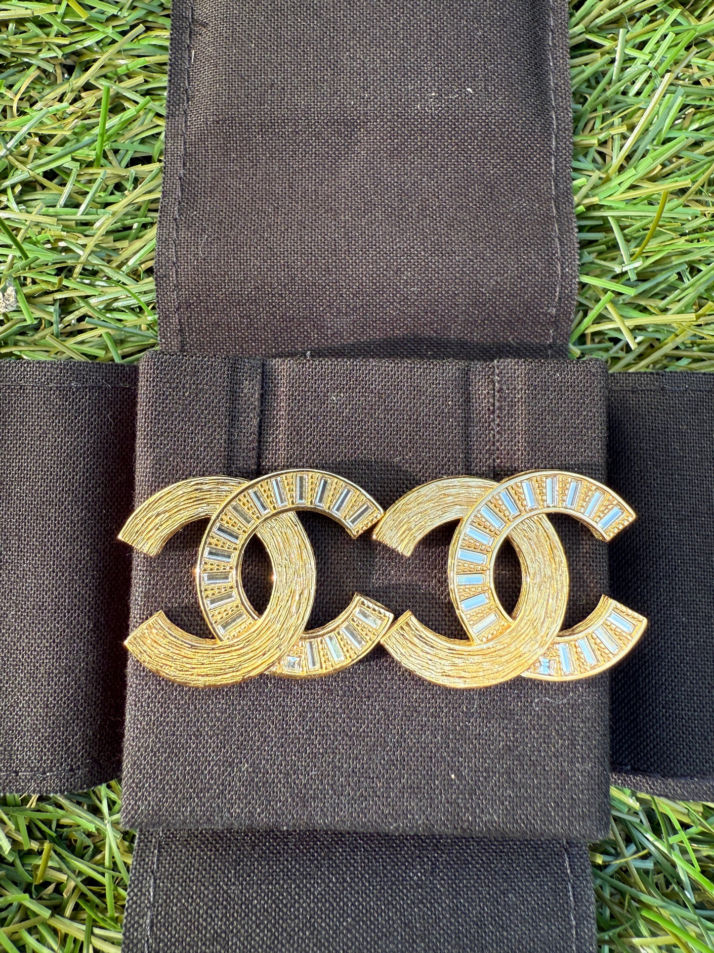CHANEL 24S BRUSHED DORE GOLD TONE CC LOGO BAGUETTE CRYSTALS STUDS EARRINGS