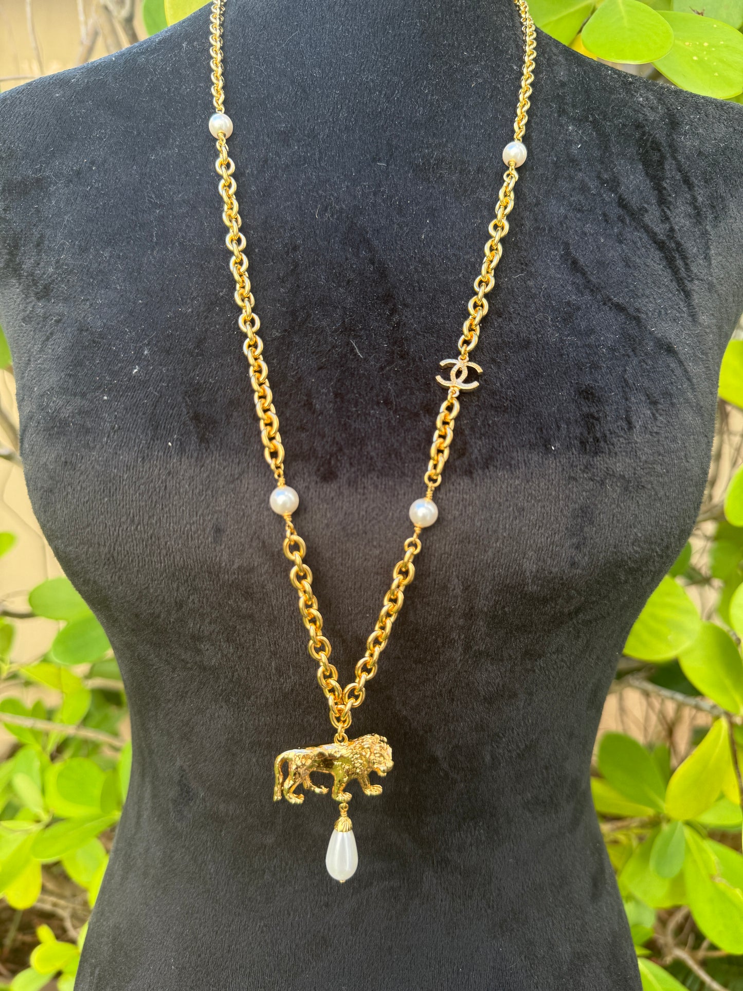 CHANEL 22A GOLD TONE LARGE CC LOGO PENDANT LION PEARL DROP CHARM CHAIN NECKLACE RUNWAY