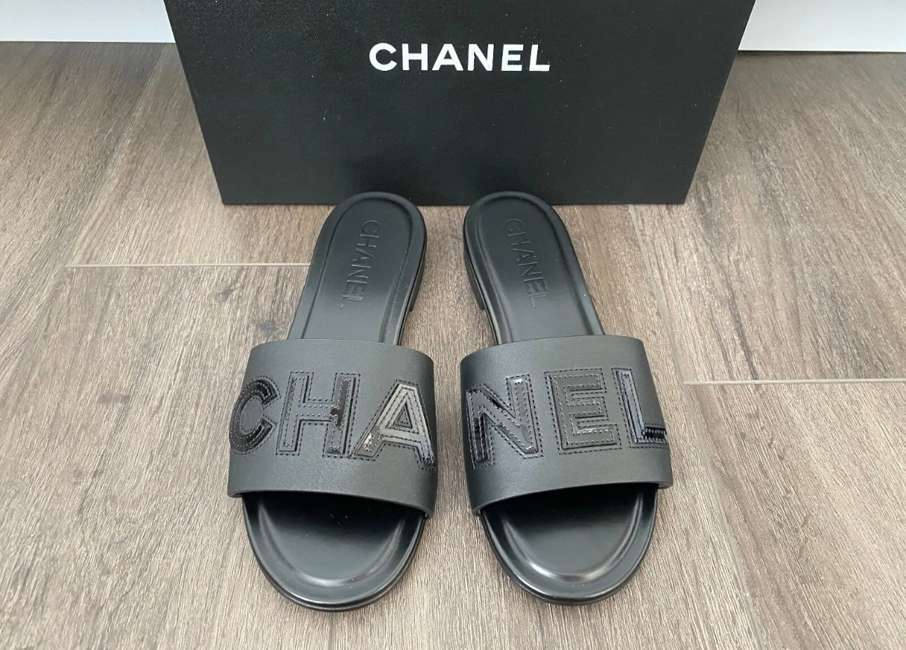 2023 CHANEL CHA NEL LOGO BLACK LEATHER FLAT SHOES SLIDES MULES