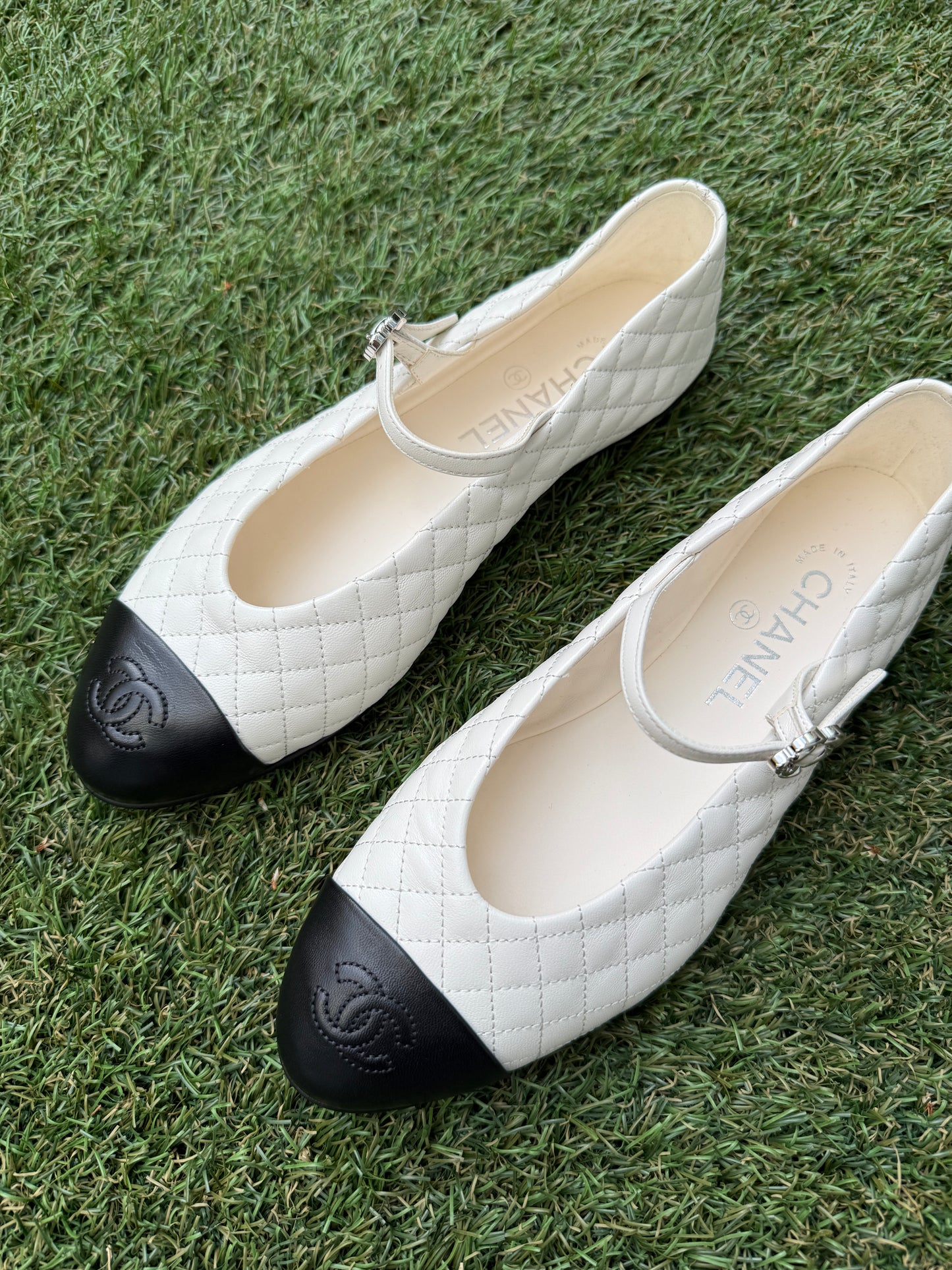 2025 CHANEL CC LOGO WHITE LEATHER MARYJANE BALLET BALLERINA FLATS SHOES SILVER BUCKLE QUILTED