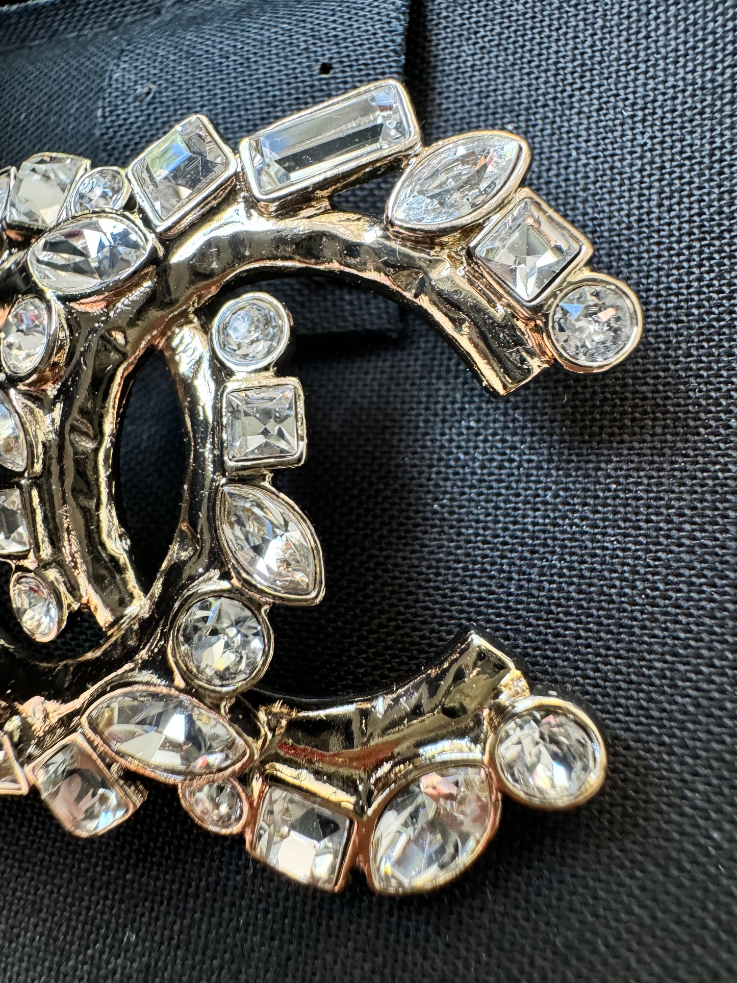 CHANEL 23P CLASSIC GOLD TONE LARGE CC LOGO CRYSTAL BAGUETTE BROOCH PIN