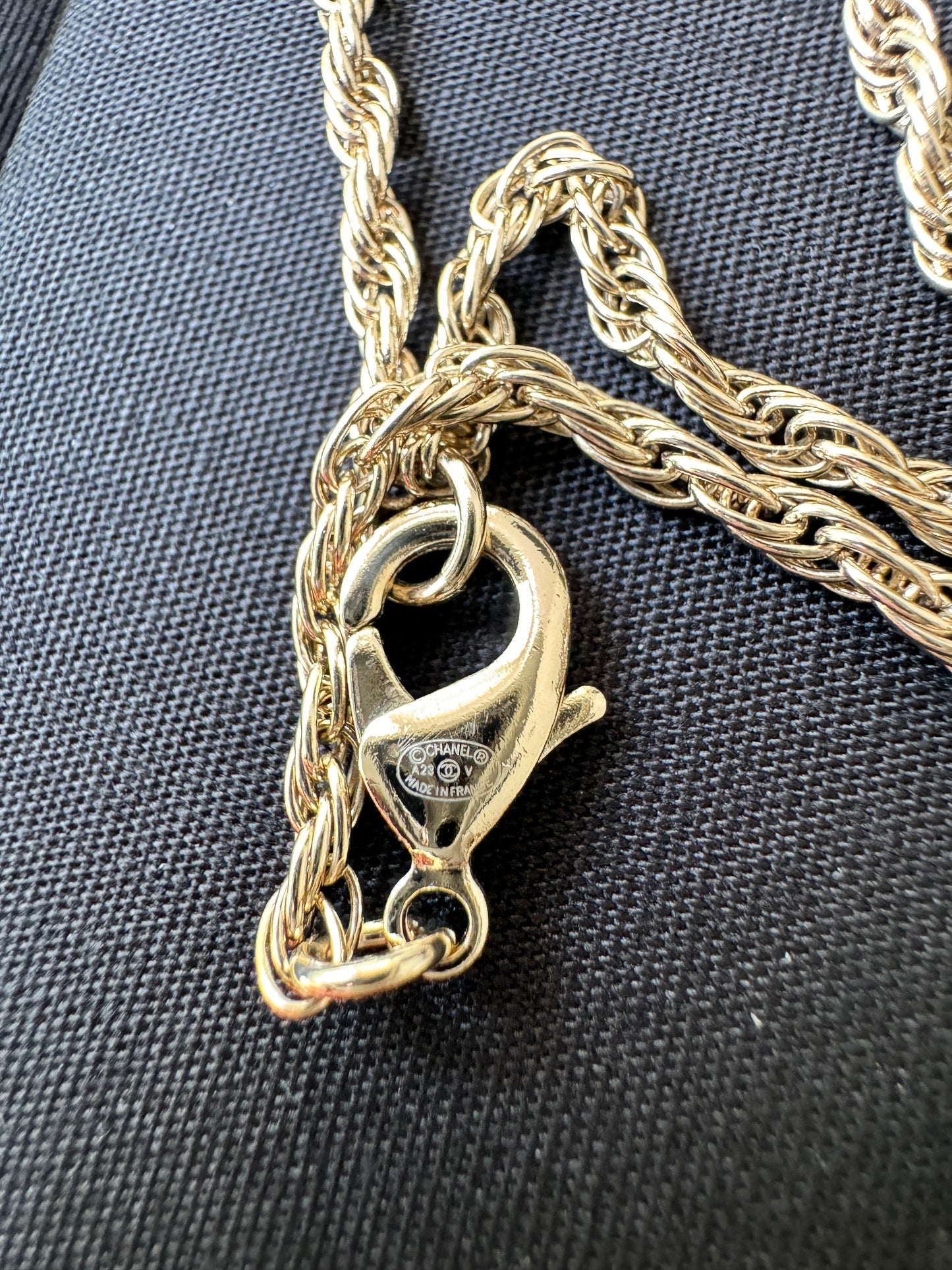 CHANEL 23V BIG XL PEARL CC ROUND PENDANT NECKLACE GOLD TONE ROPE CHAIN LOGO NWT