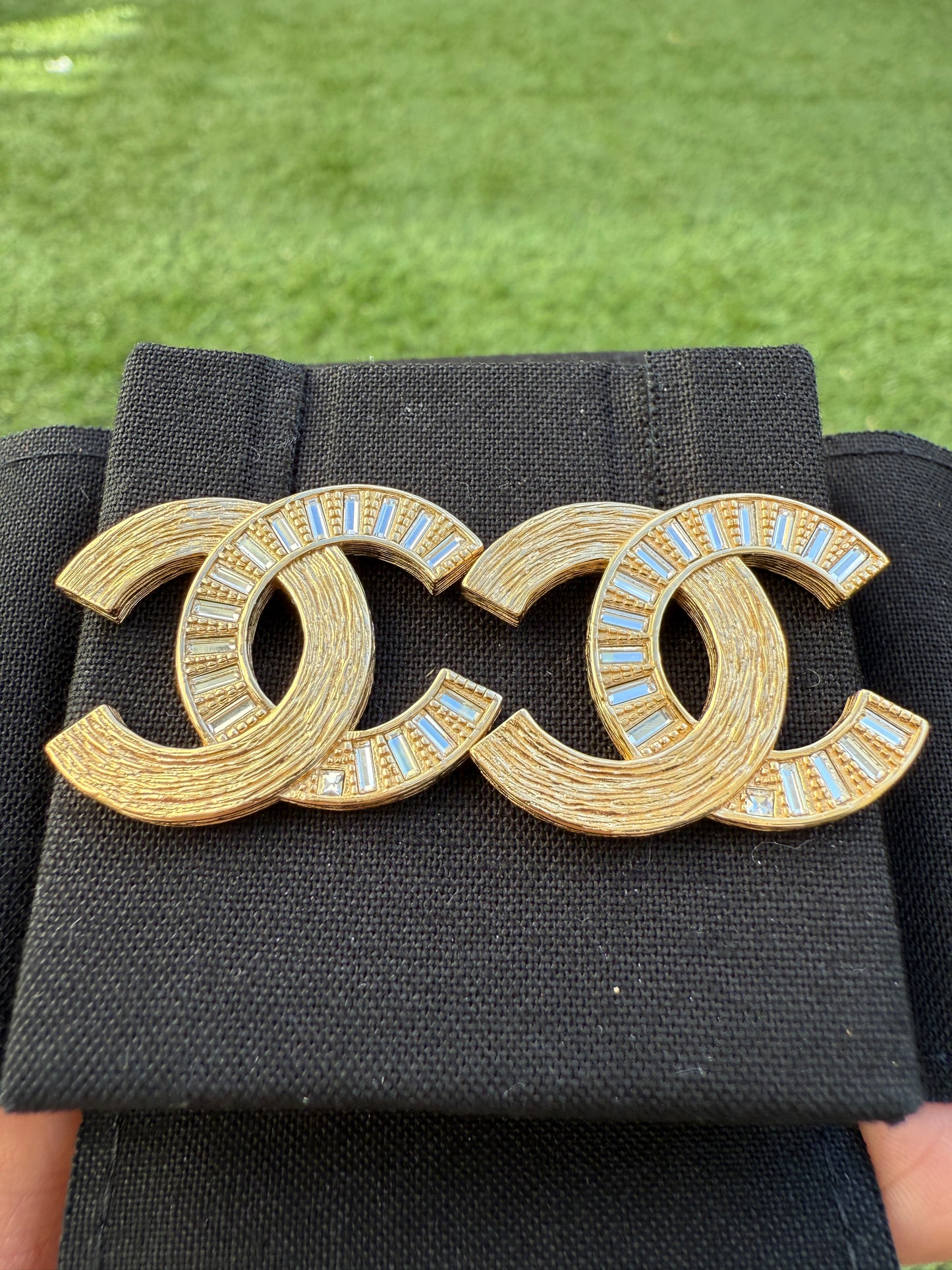 CHANEL 24S BRUSHED DORE GOLD TONE CC LOGO BAGUETTE CRYSTALS STUDS EARRINGS