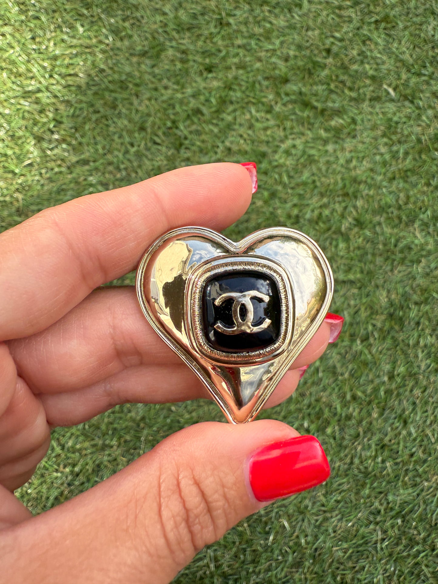 CHANEL 2021K GOLDEN TONE HEART METAL BROOCH WITH CC LOGO BLACK ENAMEL INLAY PIN