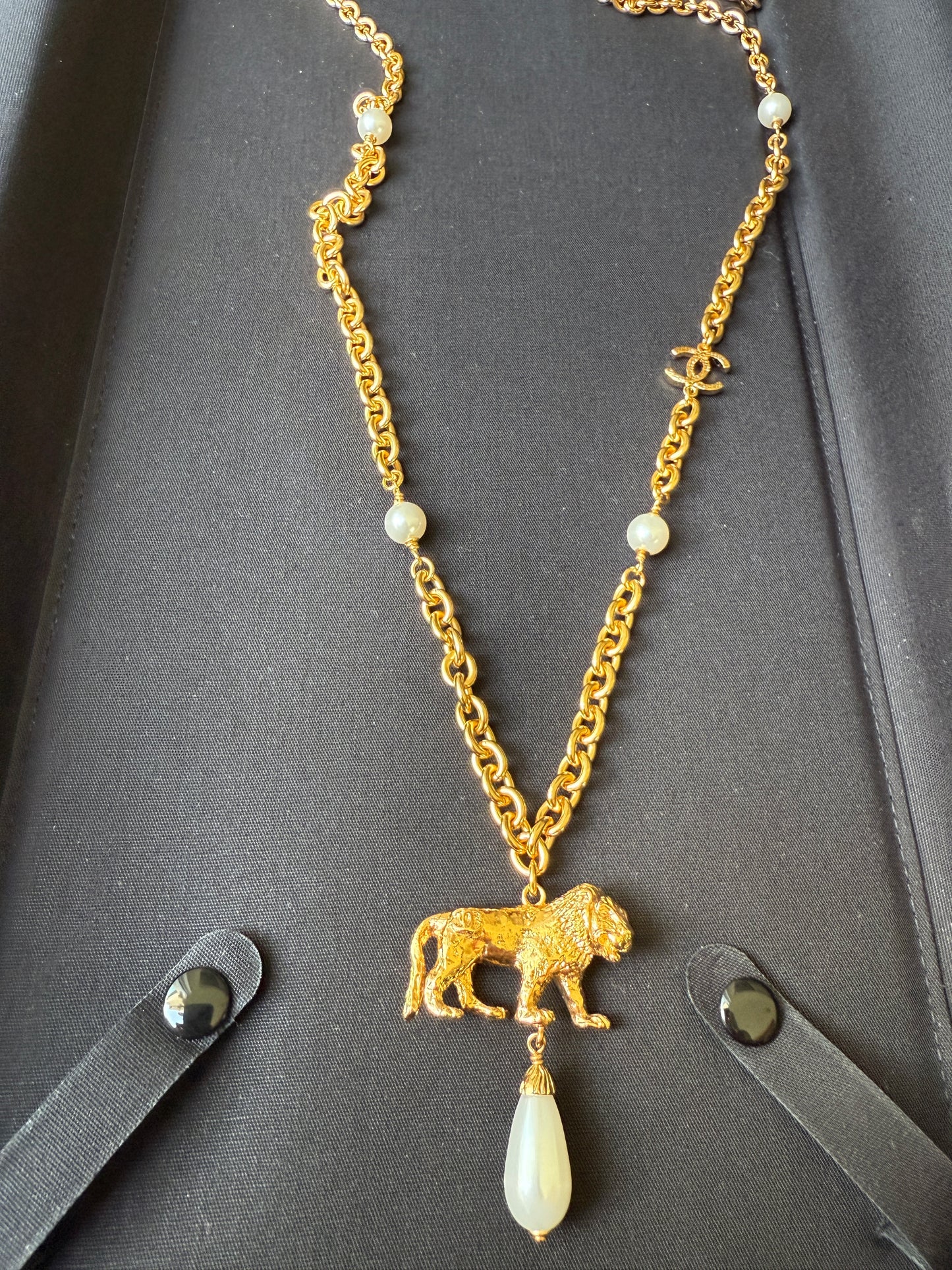 CHANEL 22A GOLD TONE LARGE CC LOGO PENDANT LION PEARL DROP CHARM CHAIN NECKLACE RUNWAY