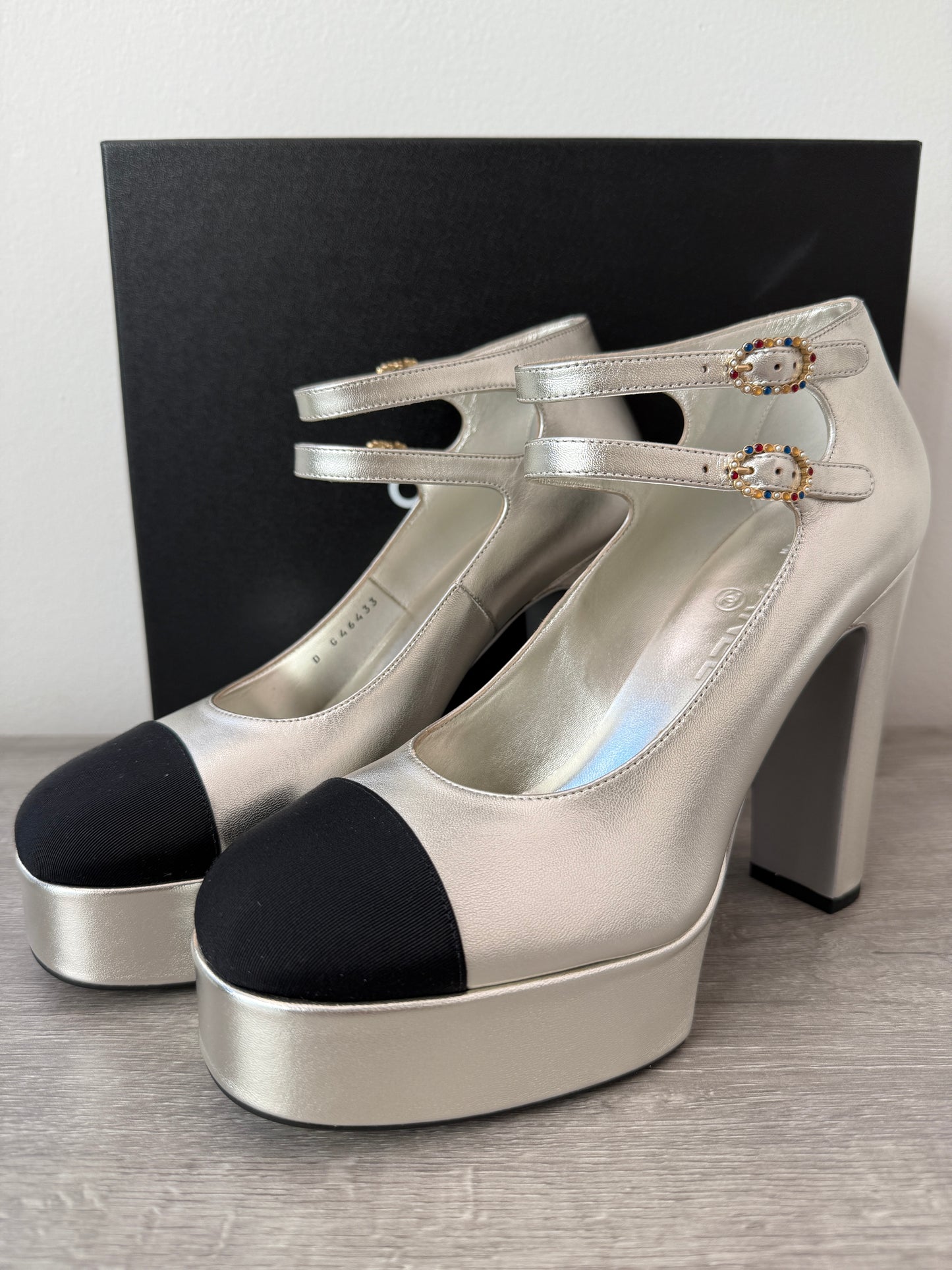 2025 CHANEL BLACK CC LOGO CAPTOE SILVER LEATHER MARYJANE HEELS PLATFORM PUPMS