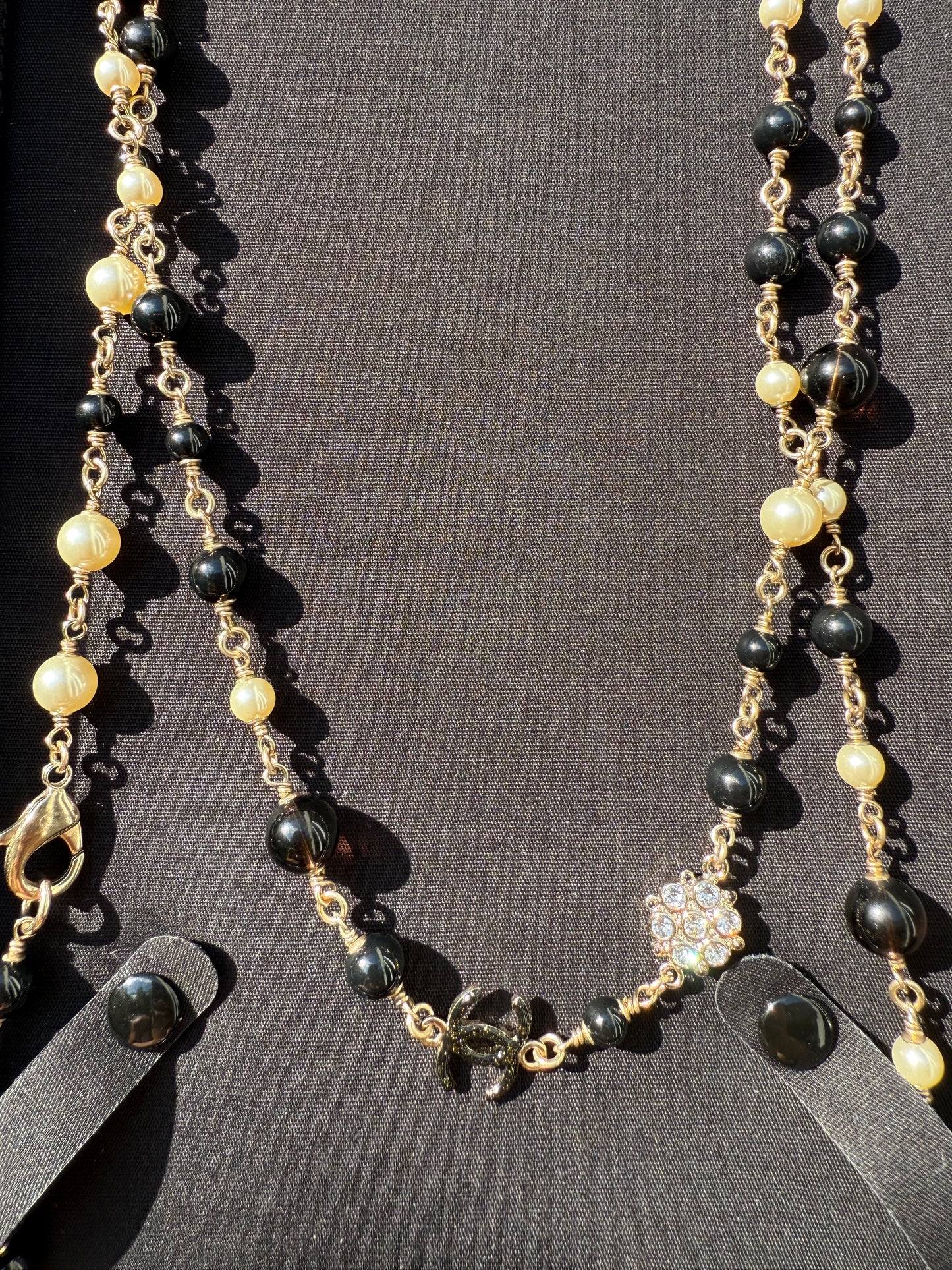 CHANEL 2019B GOLDEN TONE CC LOGO WHITE/BLACK PEARLS CRYSTAL BALLS LONG NECKLACE