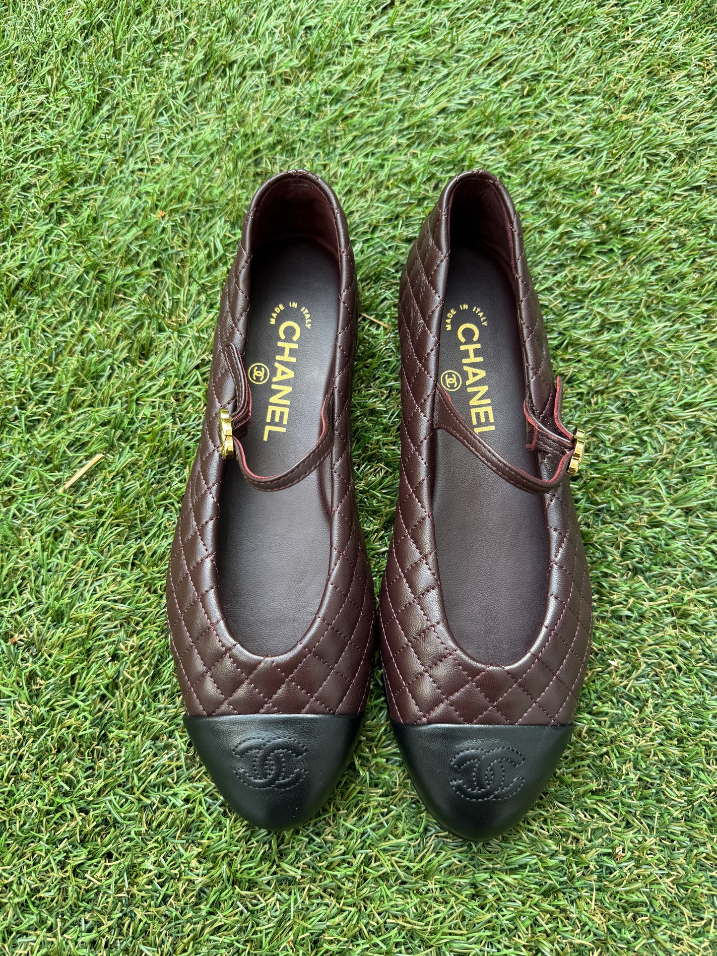 2025 CHANEL CC LOGO BURGUNDY BROWN LEATHER MARYJANE BALLET BALLERINA FLATS SHOES GOLD BUCKLE QUILTED CAP TOE