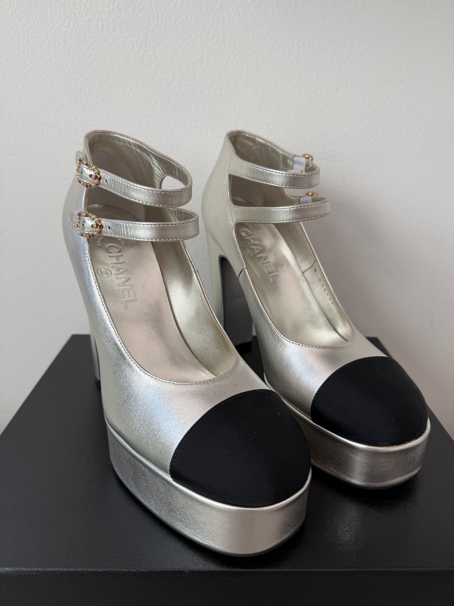 2025 CHANEL BLACK CC LOGO CAPTOE SILVER LEATHER MARYJANE HEELS PLATFORM PUPMS