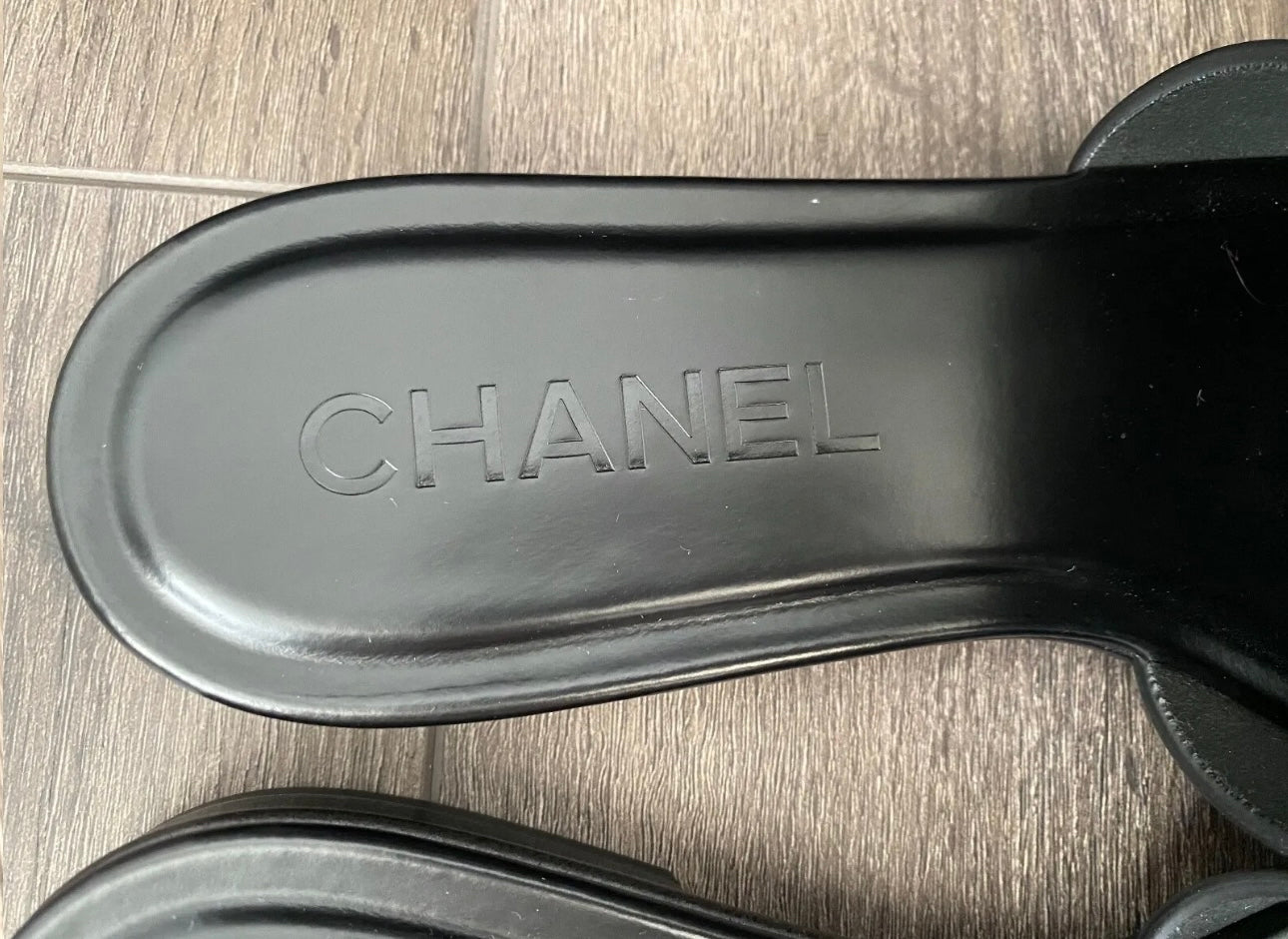 2023 CHANEL CHA NEL LOGO BLACK LEATHER FLAT SHOES SLIDES MULES