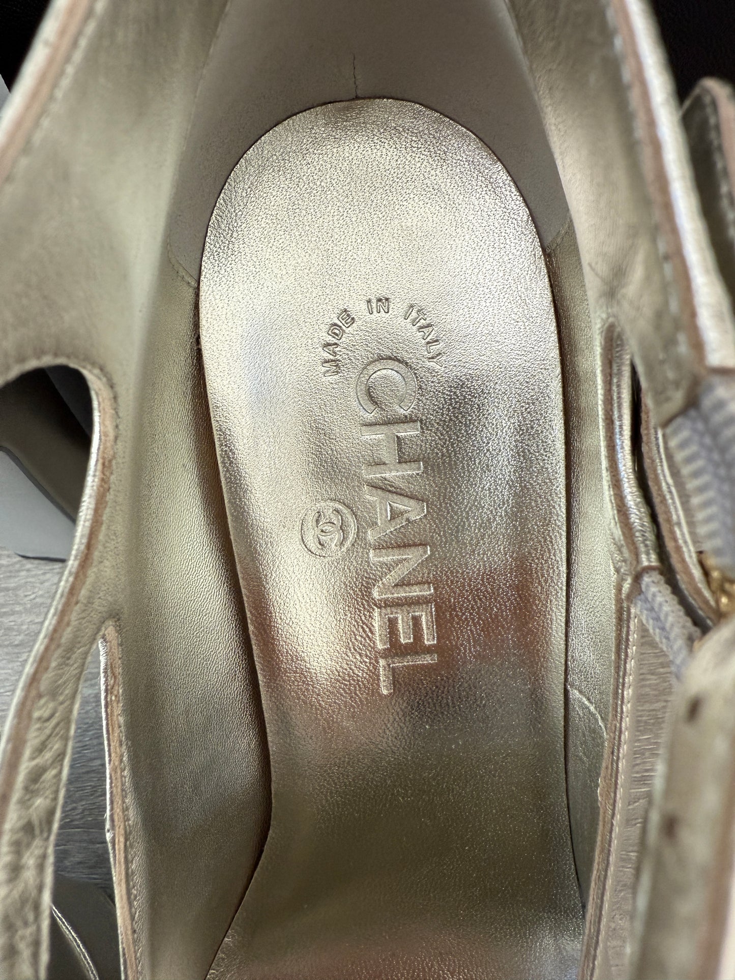 2025 CHANEL BLACK CC LOGO CAPTOE SILVER LEATHER MARYJANE HEELS PLATFORM PUPMS