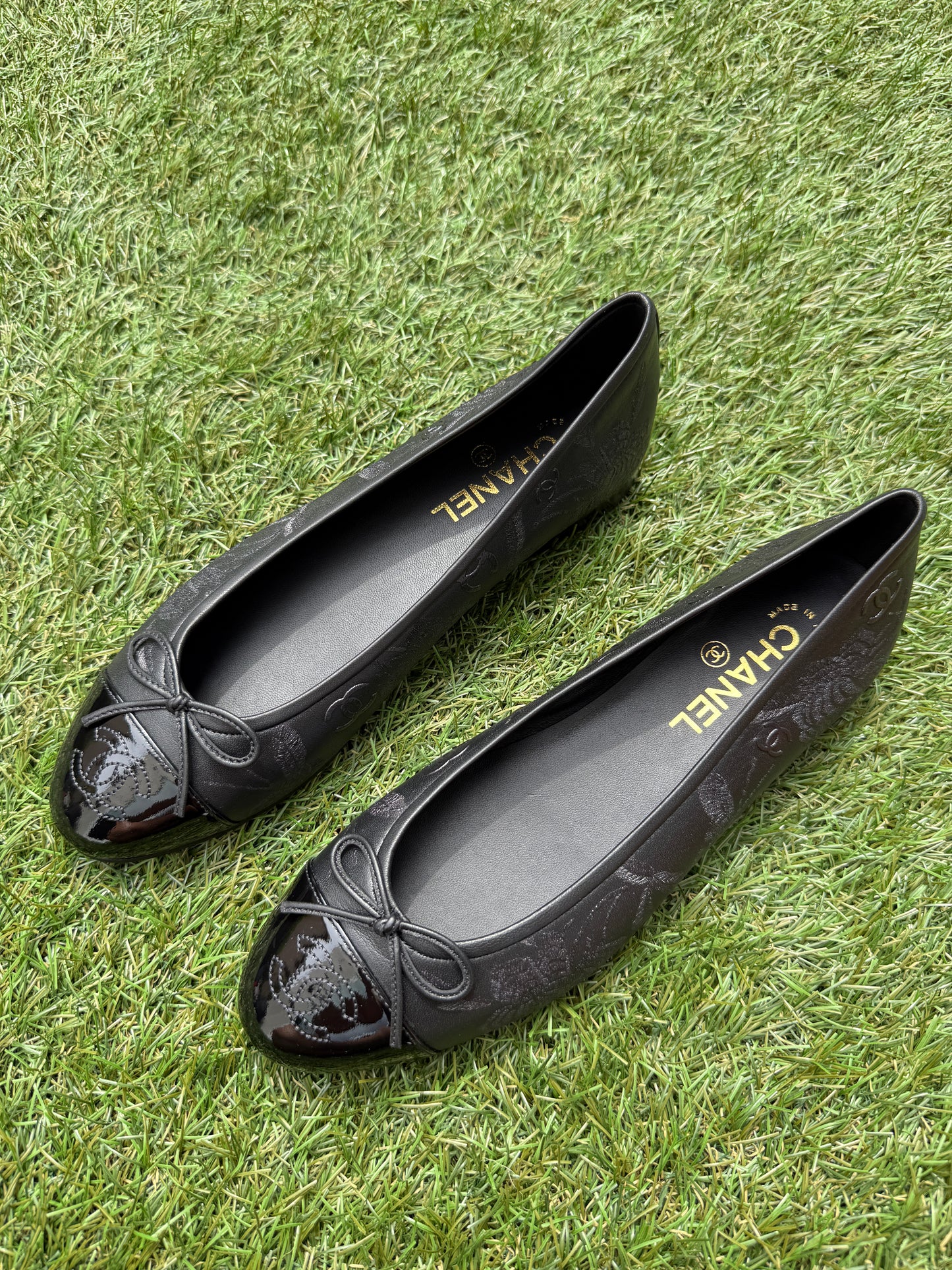 CHANEL CC LOGO STAMPED EMBOSSED CAMELLIA BLACK LEATHER BALLET BALLERINA FLATS SHOES