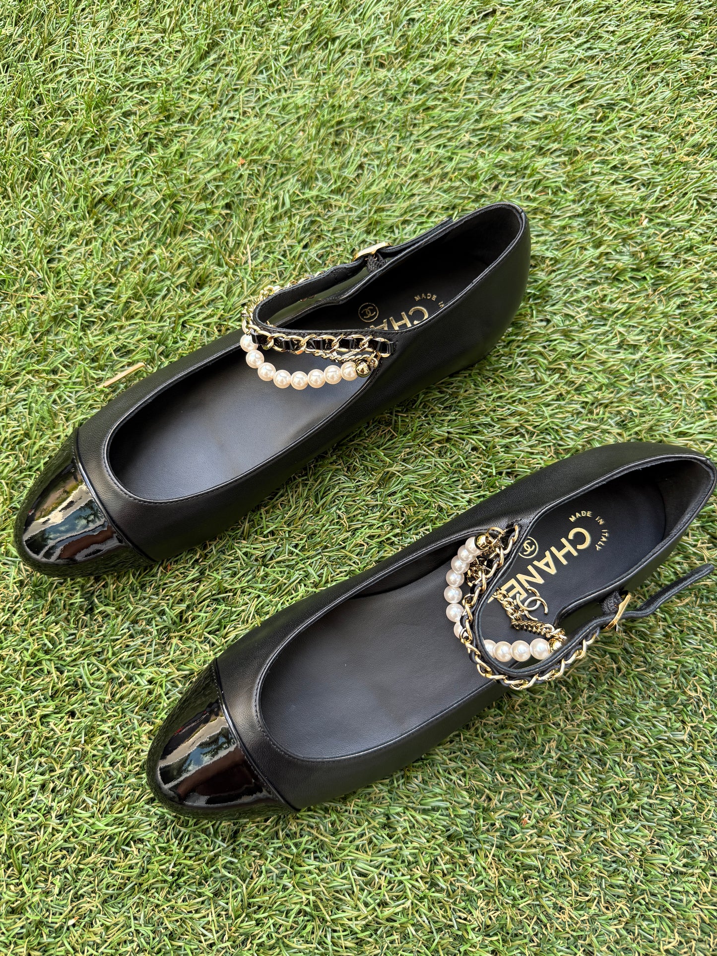 CHANEL CC LOGO BLACK LEATHER MARY-JANE BALLET FLAT SHOES PATENT CAP TOE PEARLS CHAIN ANKLE STRAP