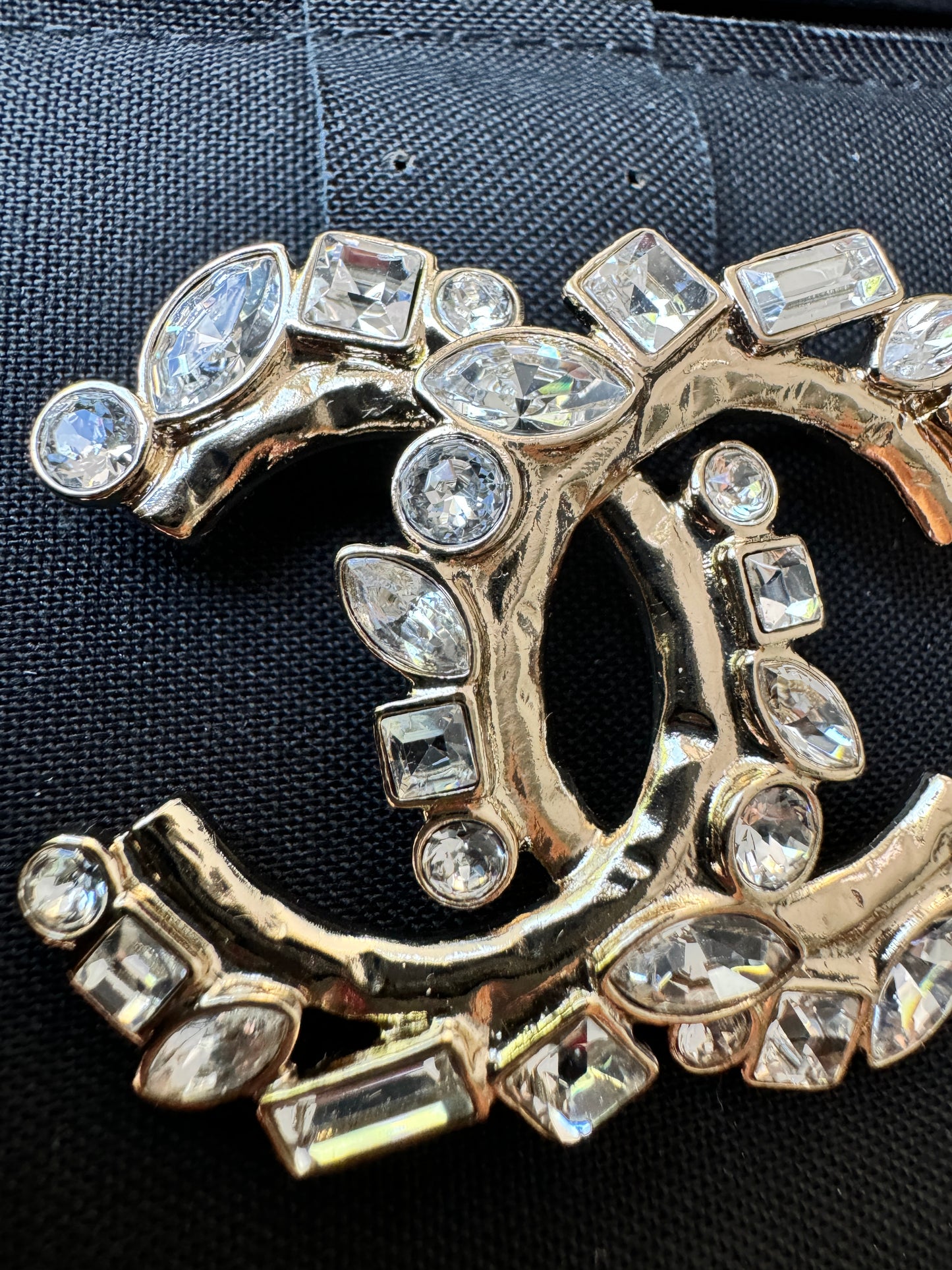 CHANEL 23P CLASSIC GOLD TONE LARGE CC LOGO CRYSTAL BAGUETTE BROOCH PIN