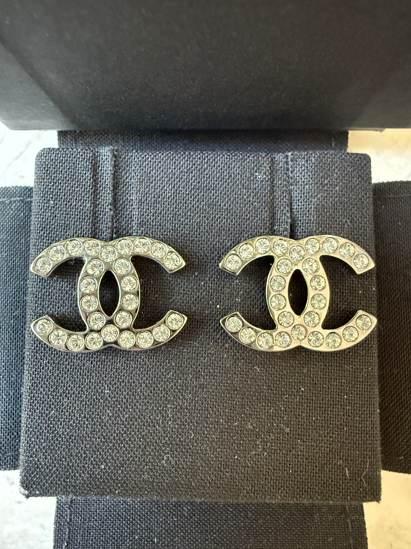 2017K CHANEL CLASSIC DARK SILVER RUTHENIUM GUNMETAL CC LOGO EARRINGS WHITE CRYSTALS STUDS