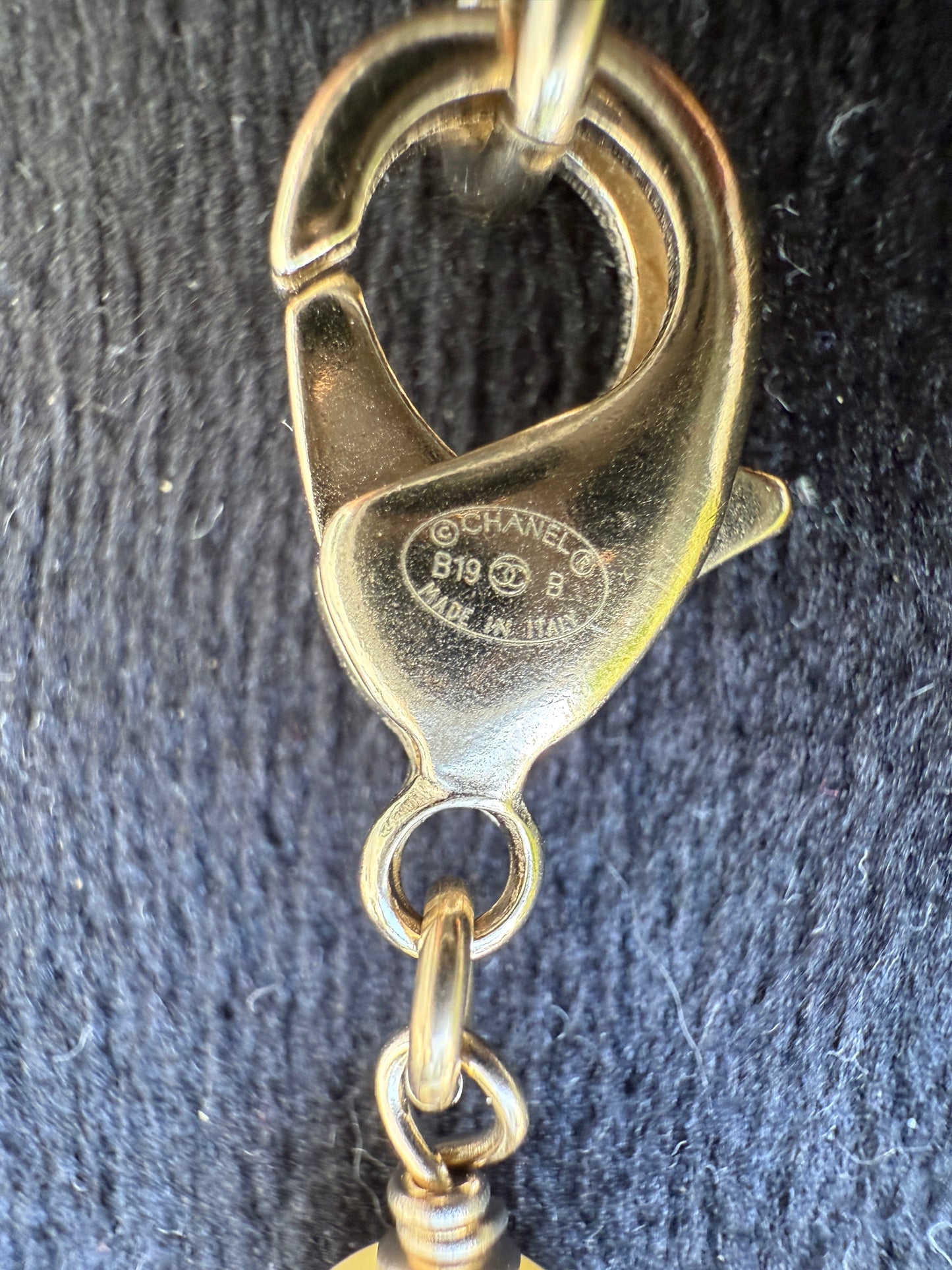 CHANEL 2019B GOLDEN TONE CC LOGO WHITE/BLACK PEARLS CRYSTAL BALLS LONG NECKLACE