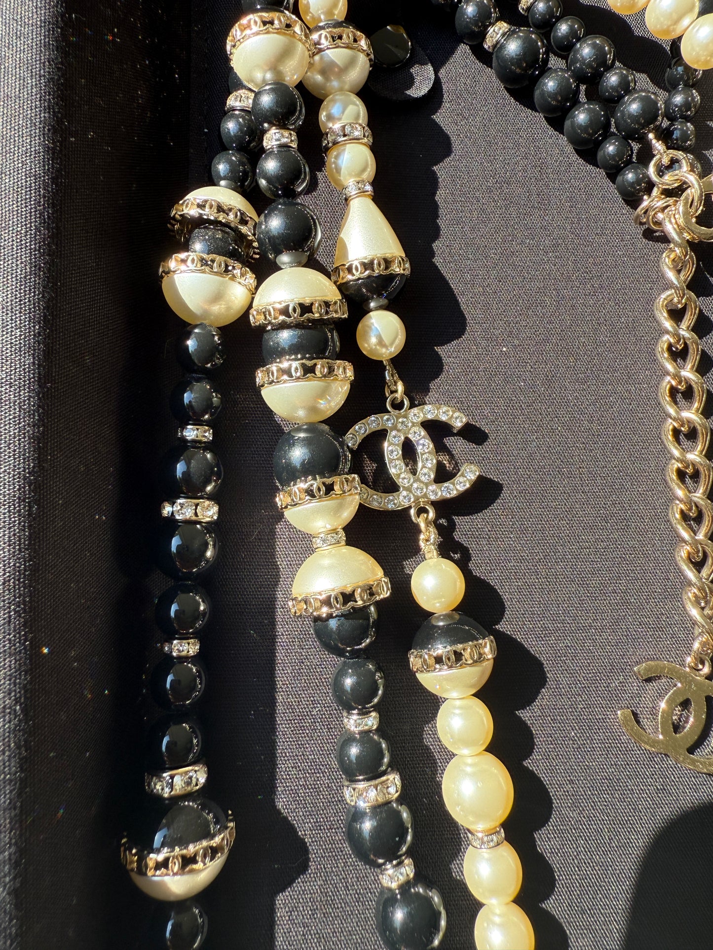 CHANEL 2021A GOLD TONE CC LOGO WHITE/BLACK PEARLS CRYSTAL BALLS TRIPLE LONG NECKLACE