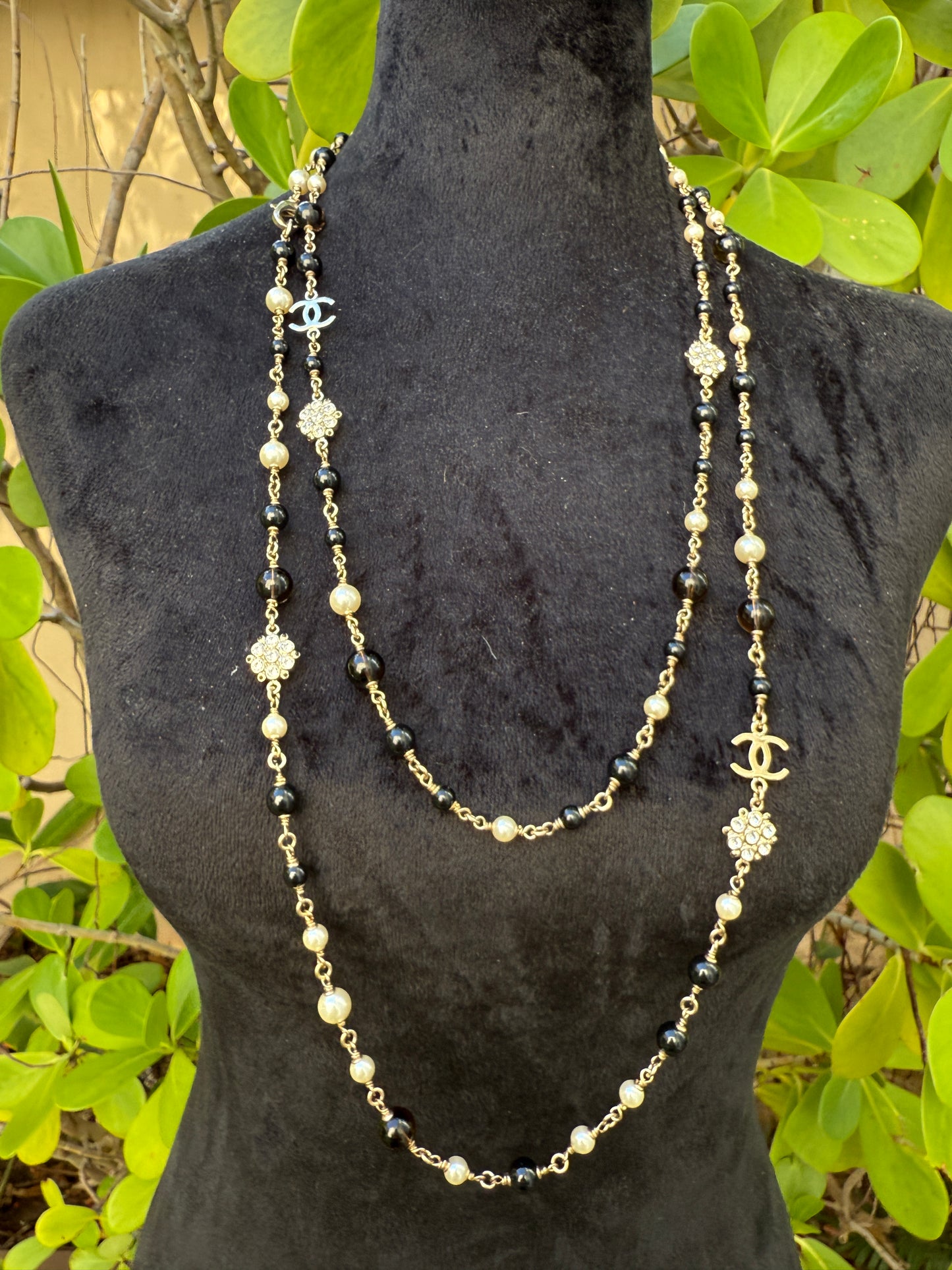 CHANEL 2019B GOLDEN TONE CC LOGO WHITE/BLACK PEARLS CRYSTAL BALLS LONG NECKLACE