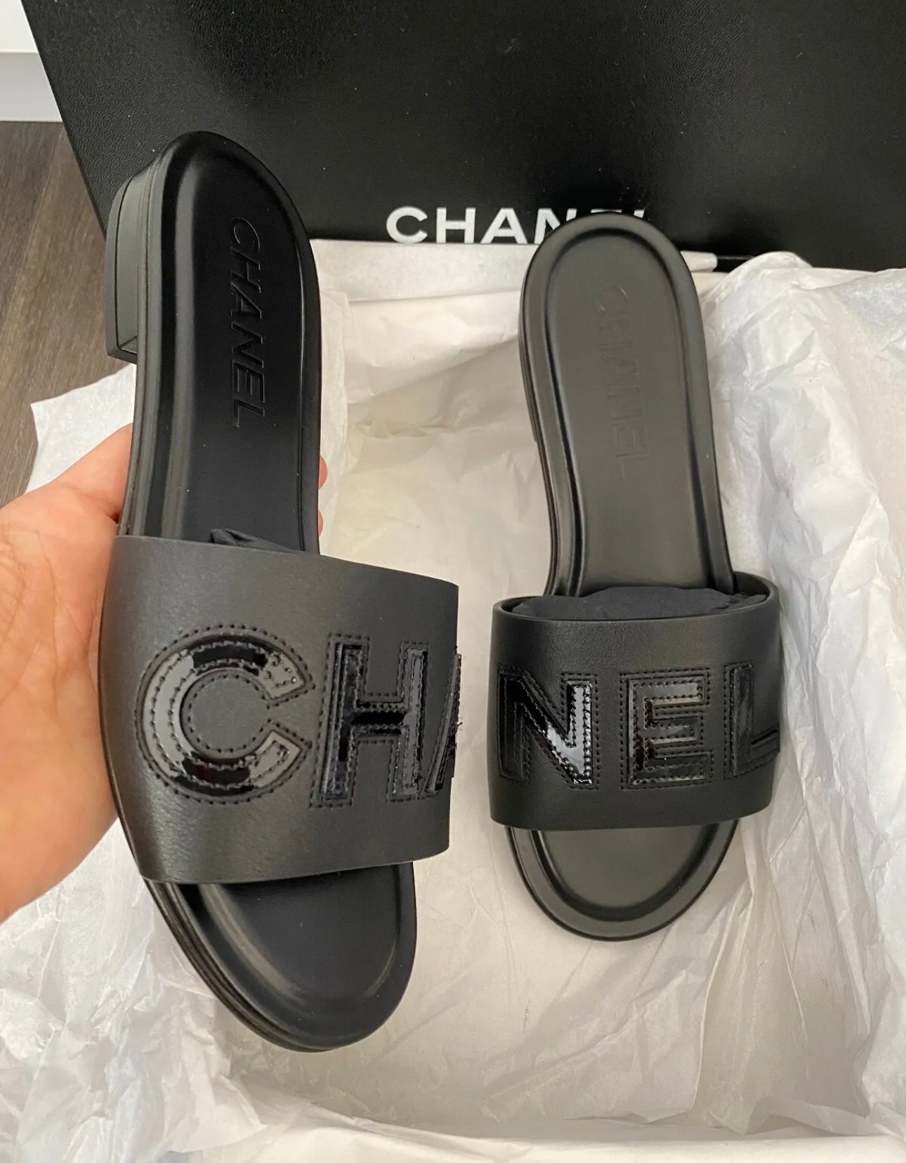 2023 CHANEL CHA NEL LOGO BLACK LEATHER FLAT SHOES SLIDES MULES