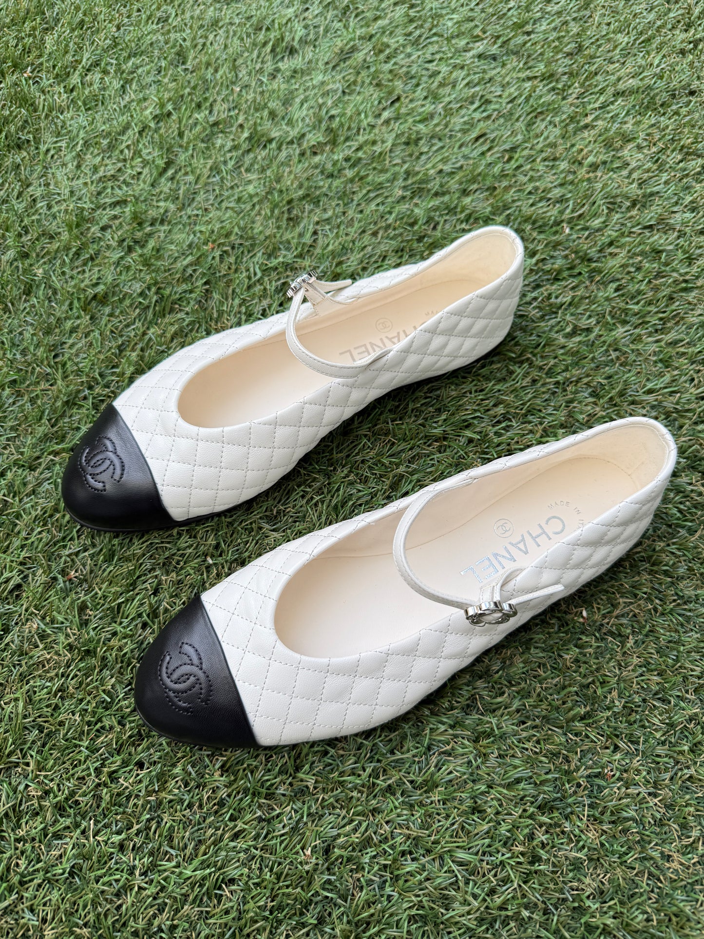 2025 CHANEL CC LOGO WHITE LEATHER MARYJANE BALLET BALLERINA FLATS SHOES SILVER BUCKLE QUILTED