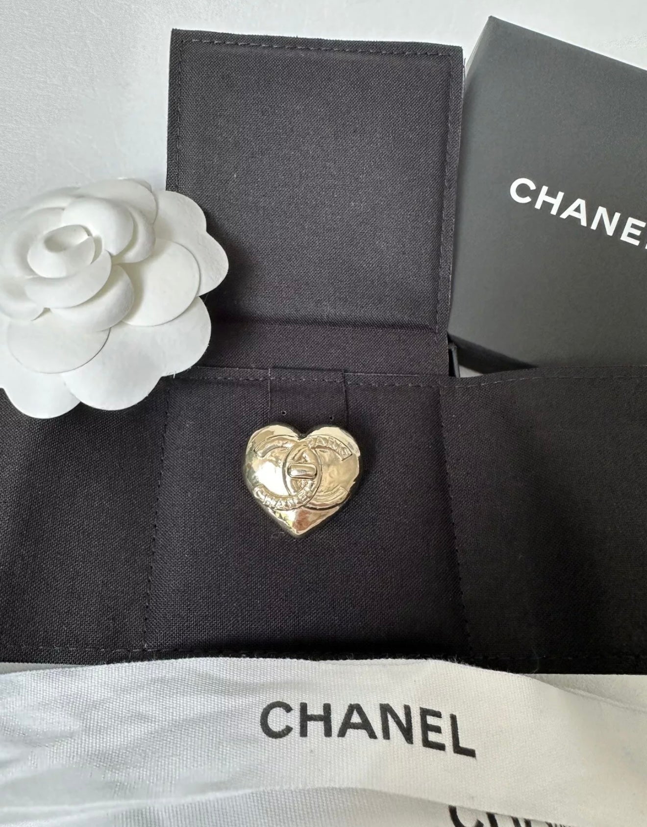 CHANEL 2022B SMALL METAL GOLD TONE CC LOGO HEART TURNLOCK BROOCH PIN CHARM