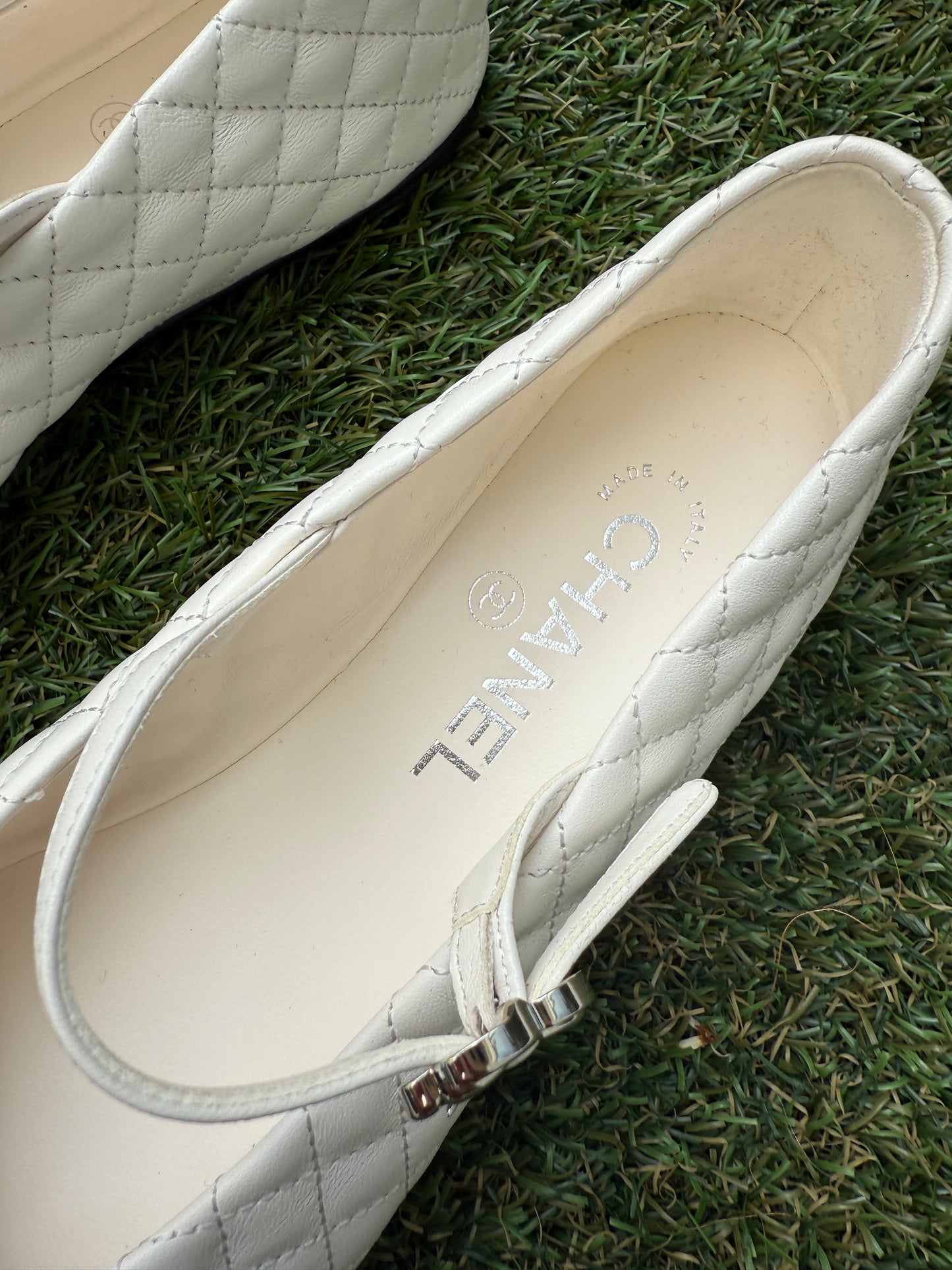 2025 CHANEL CC LOGO WHITE LEATHER MARYJANE BALLET BALLERINA FLATS SHOES SILVER BUCKLE QUILTED